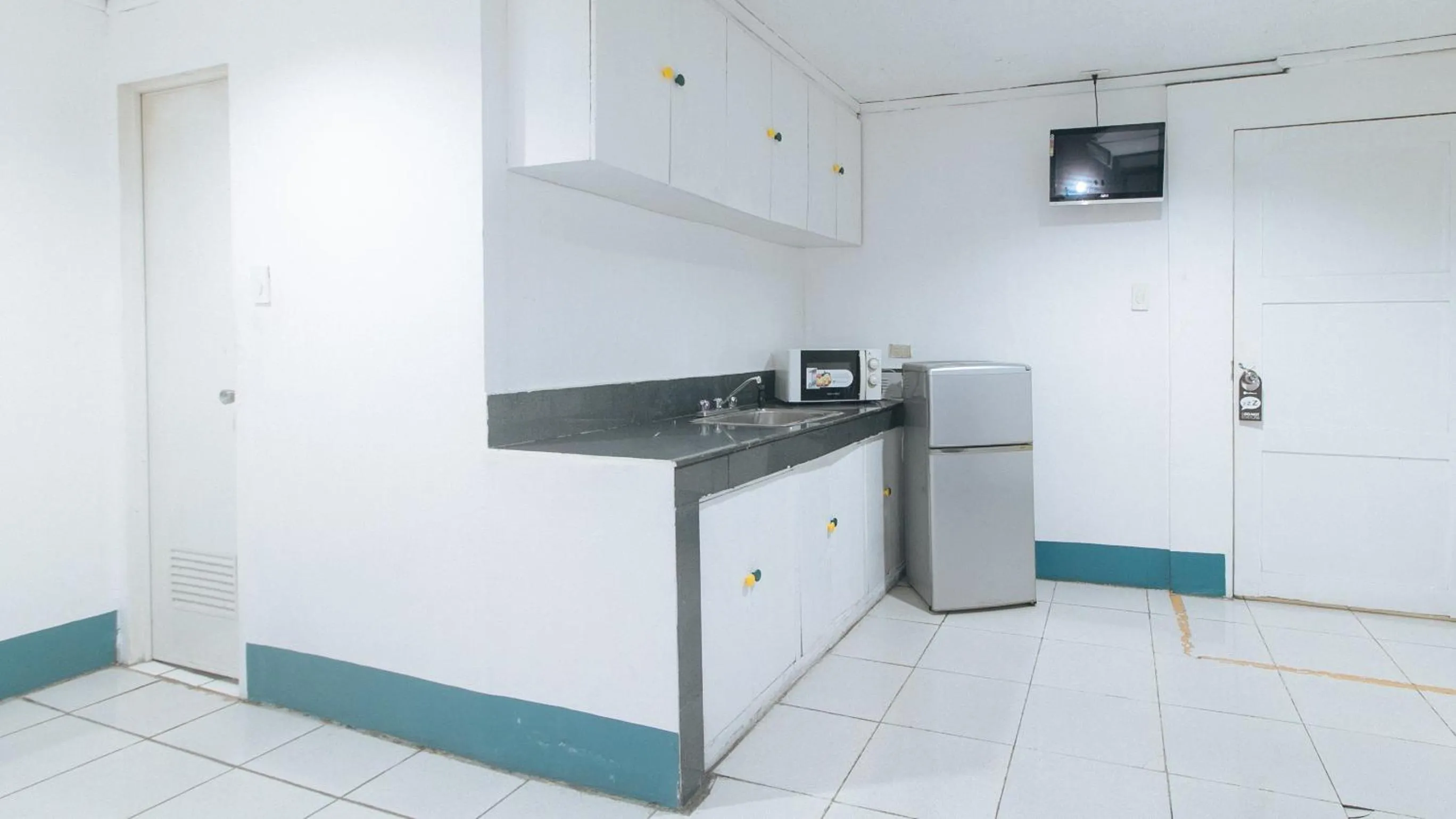 Kitchen or kitchenette in RedDoorz at Crowne One Condo