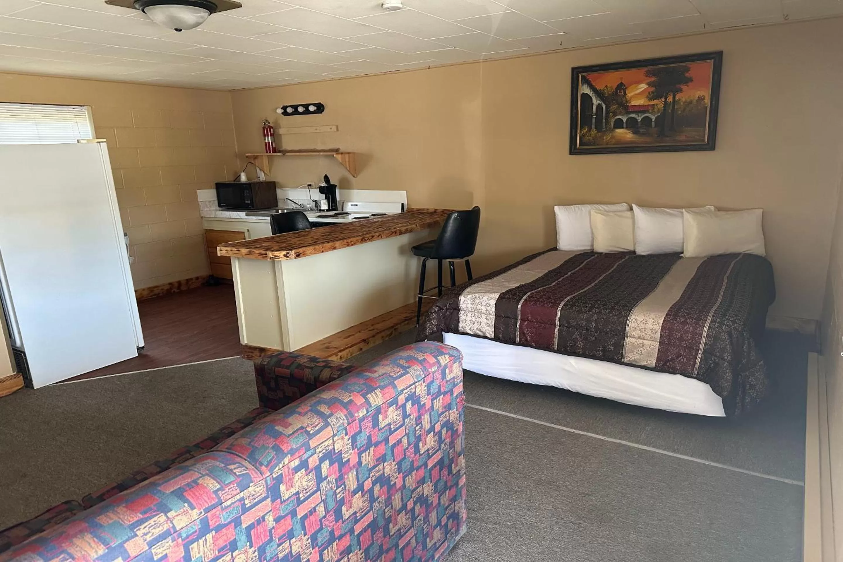 Queen Suite Non - Smoking in Love Hotels Murdo by OYO on Interstate 90