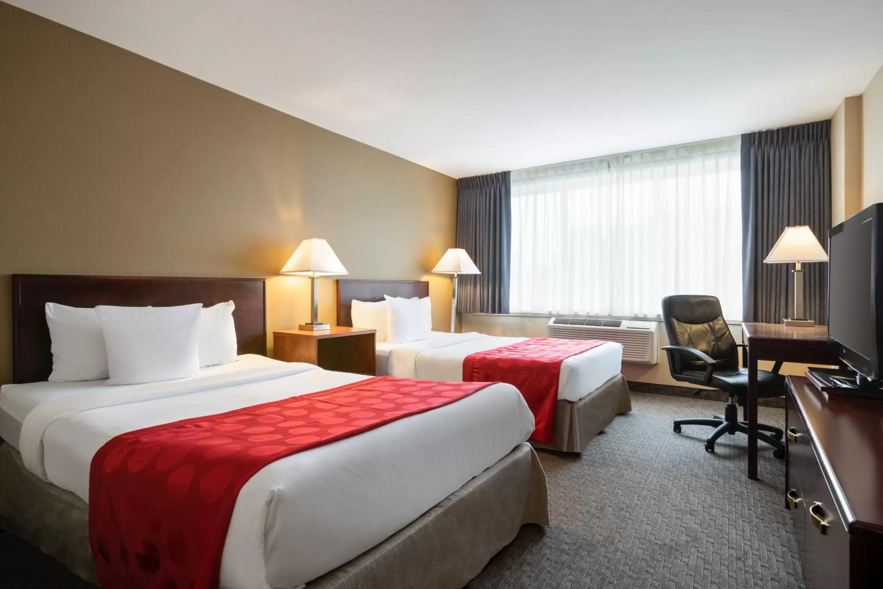 Bed in Ramada Plaza by Wyndham Montreal