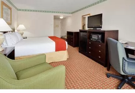 Photo of the whole room, Bed in Holiday Inn Express Hotel & Suites Easton by IHG