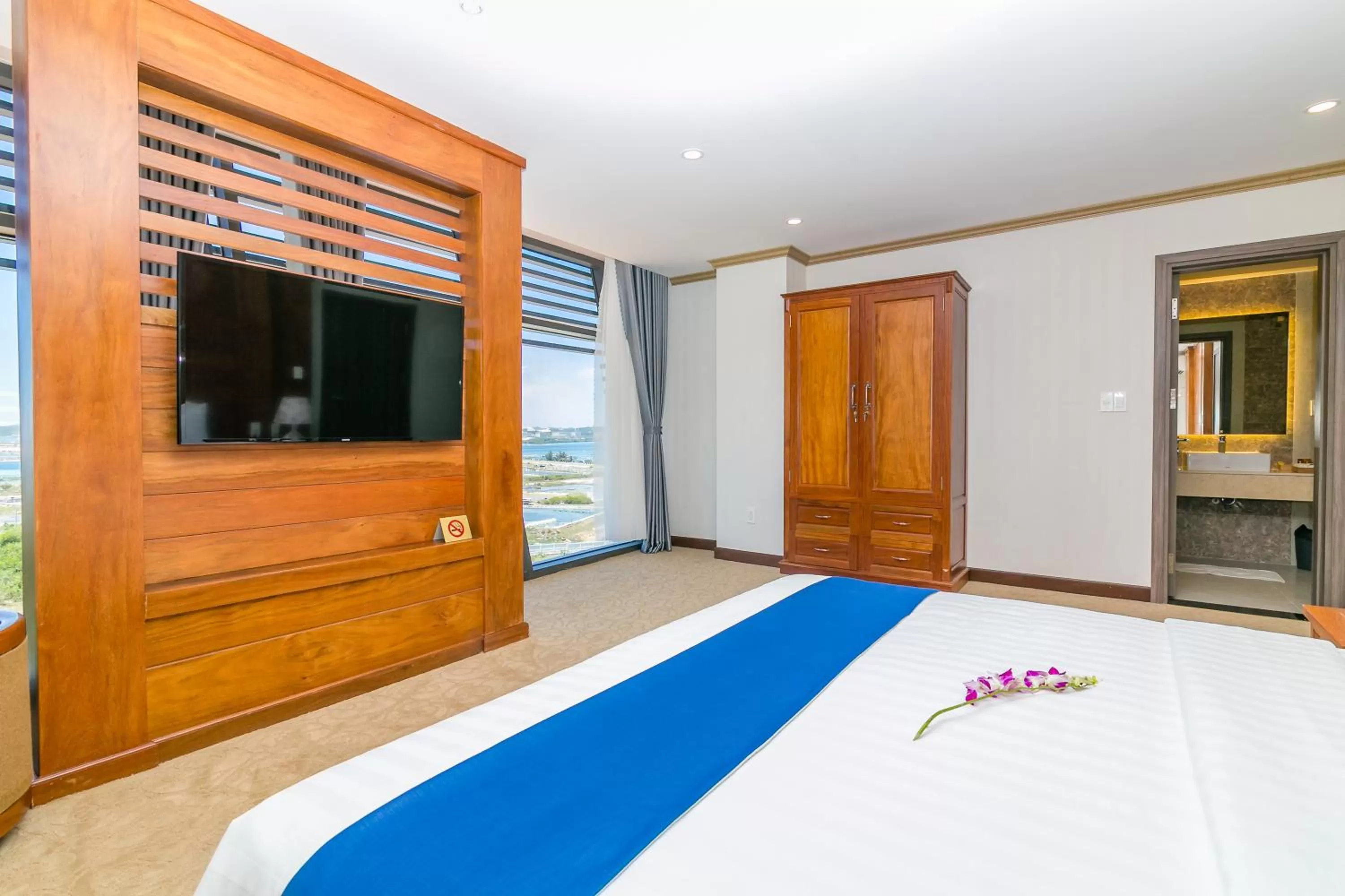 Communal lounge/ TV room, Bed in Navy Hotel Cam Ranh