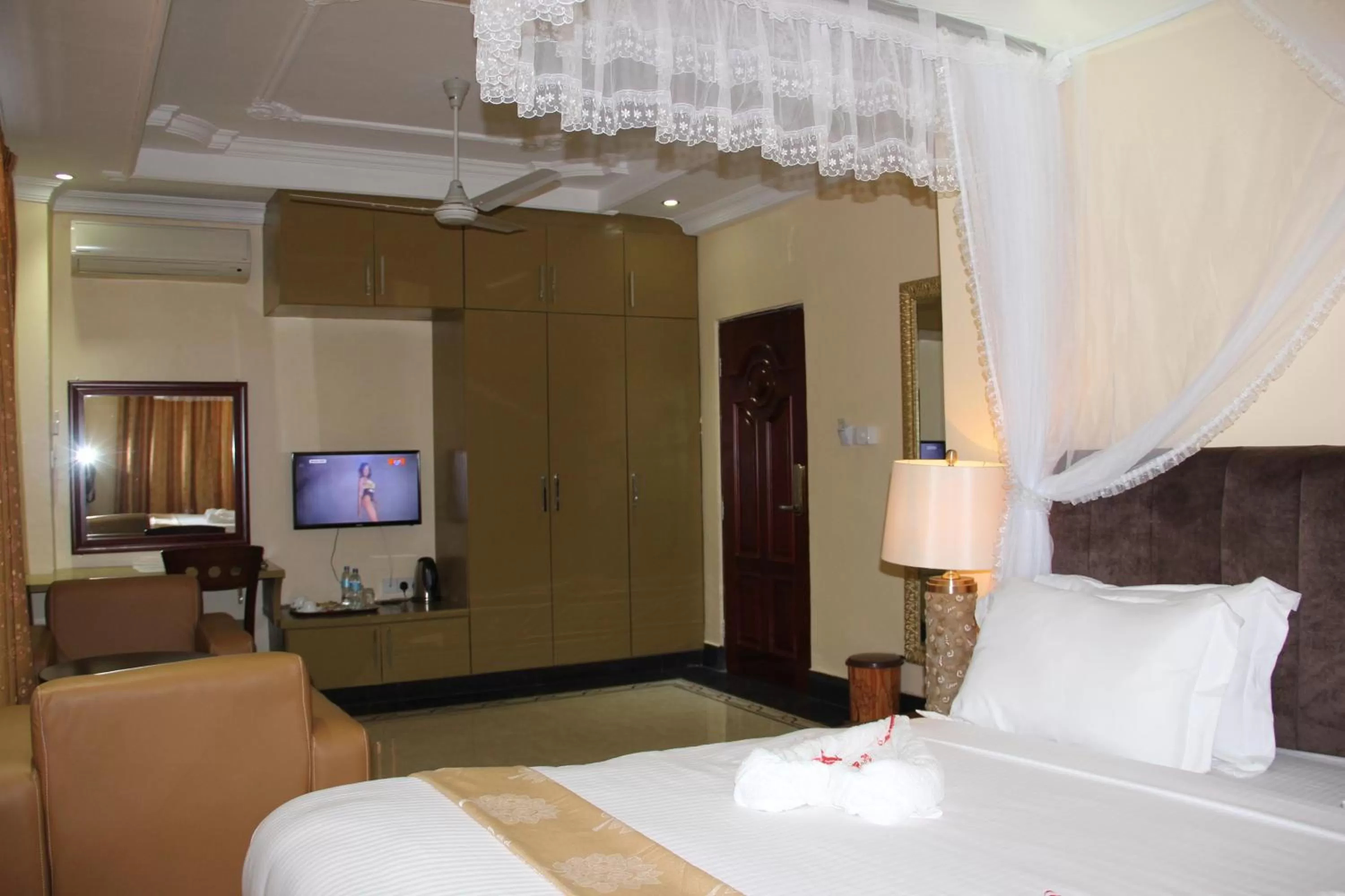 Photo of the whole room, Bed in Lantana Hotel