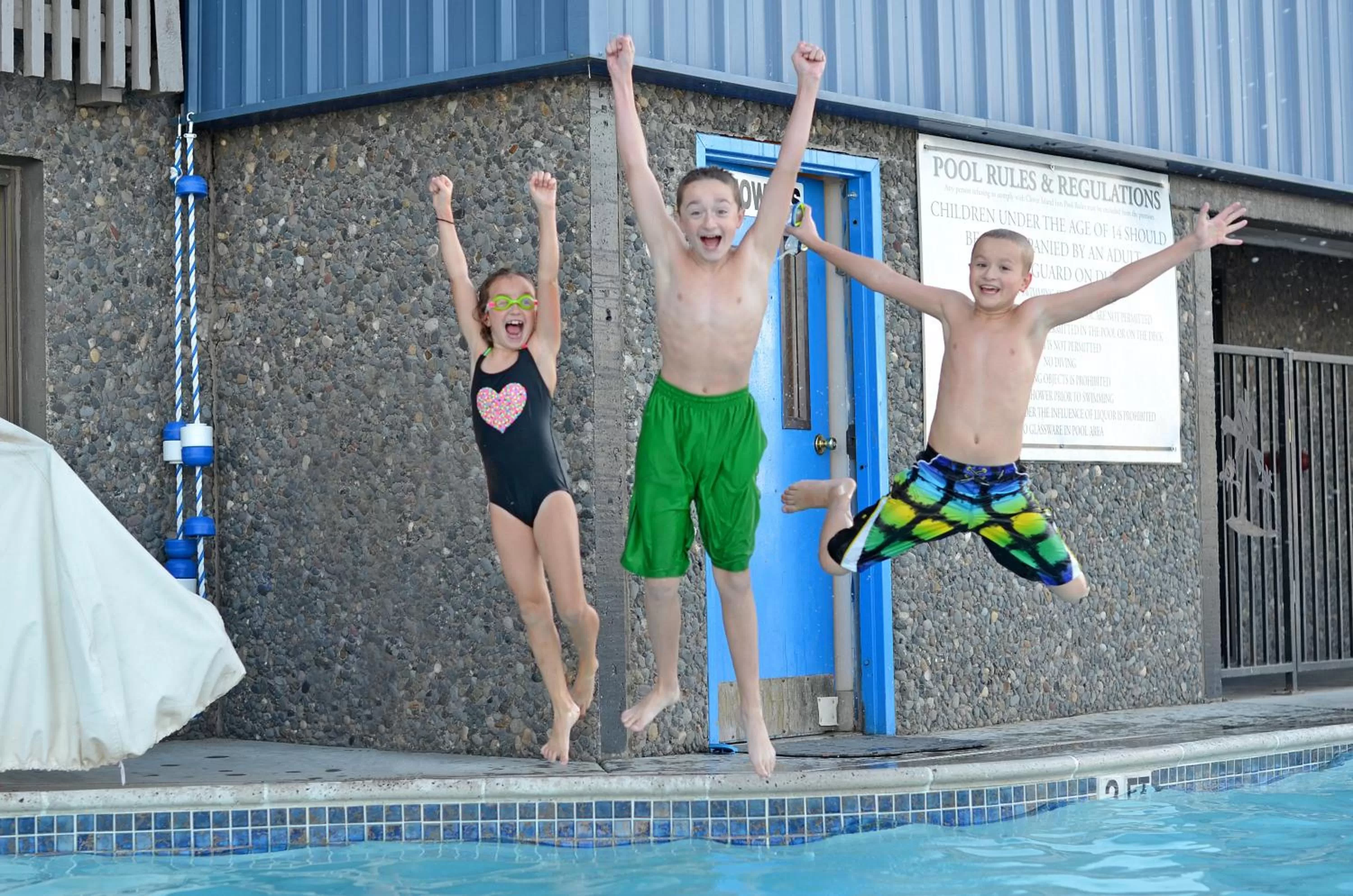 Swimming pool in Clover Island Inn