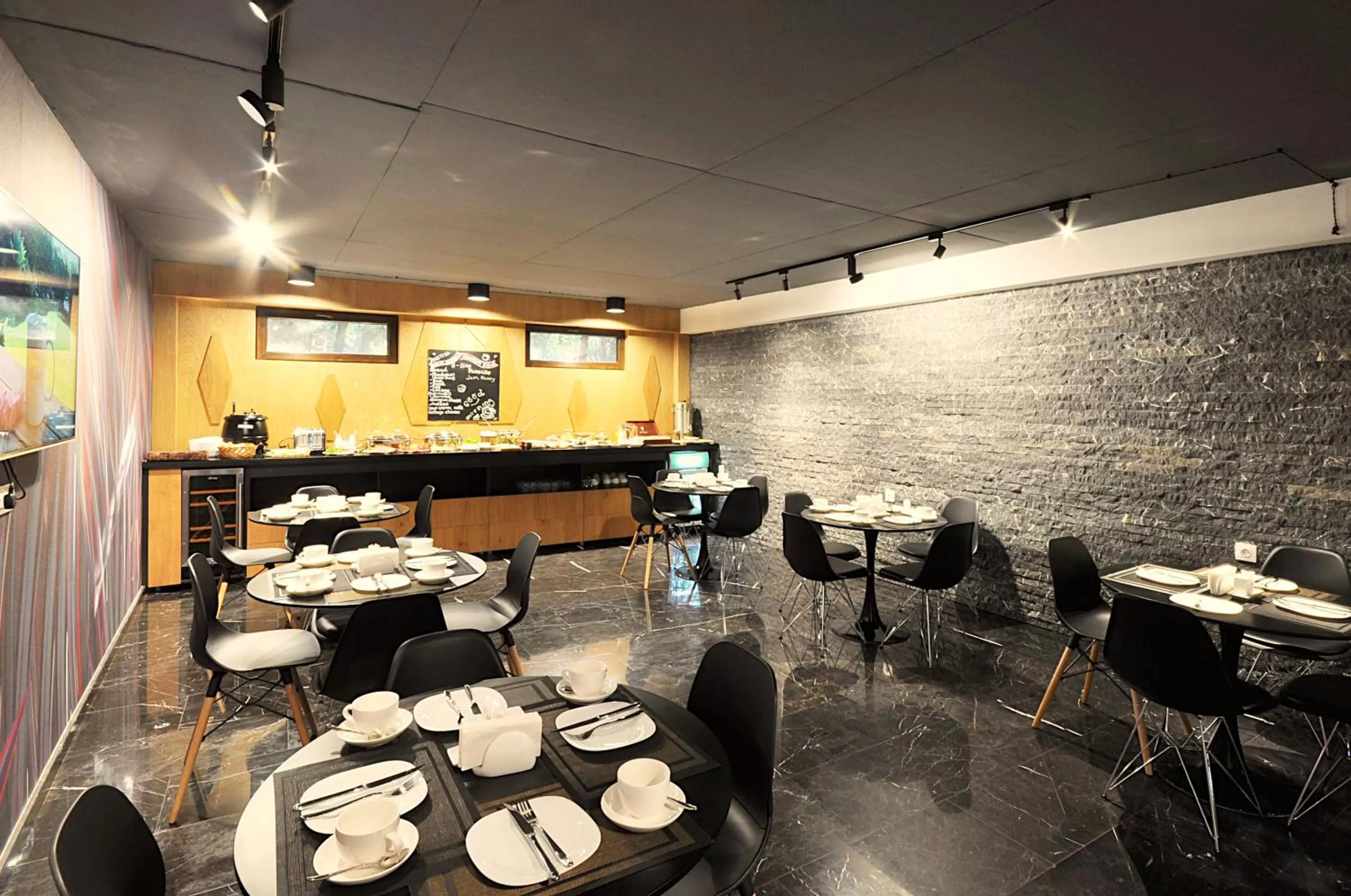 Restaurant/places to eat in Elle Boutique Hotel