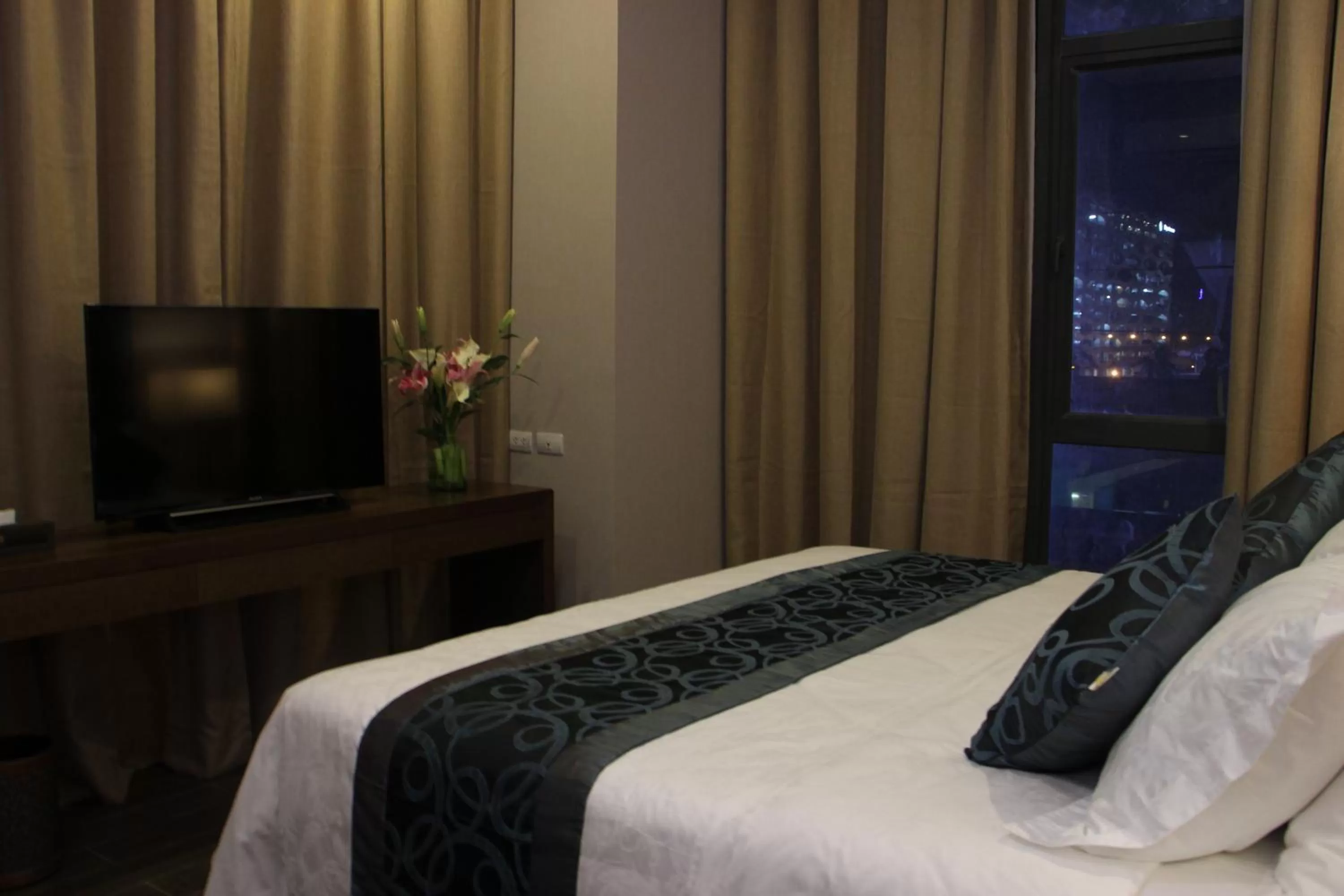 Bed in Golden Phoenix Hotel - Manila