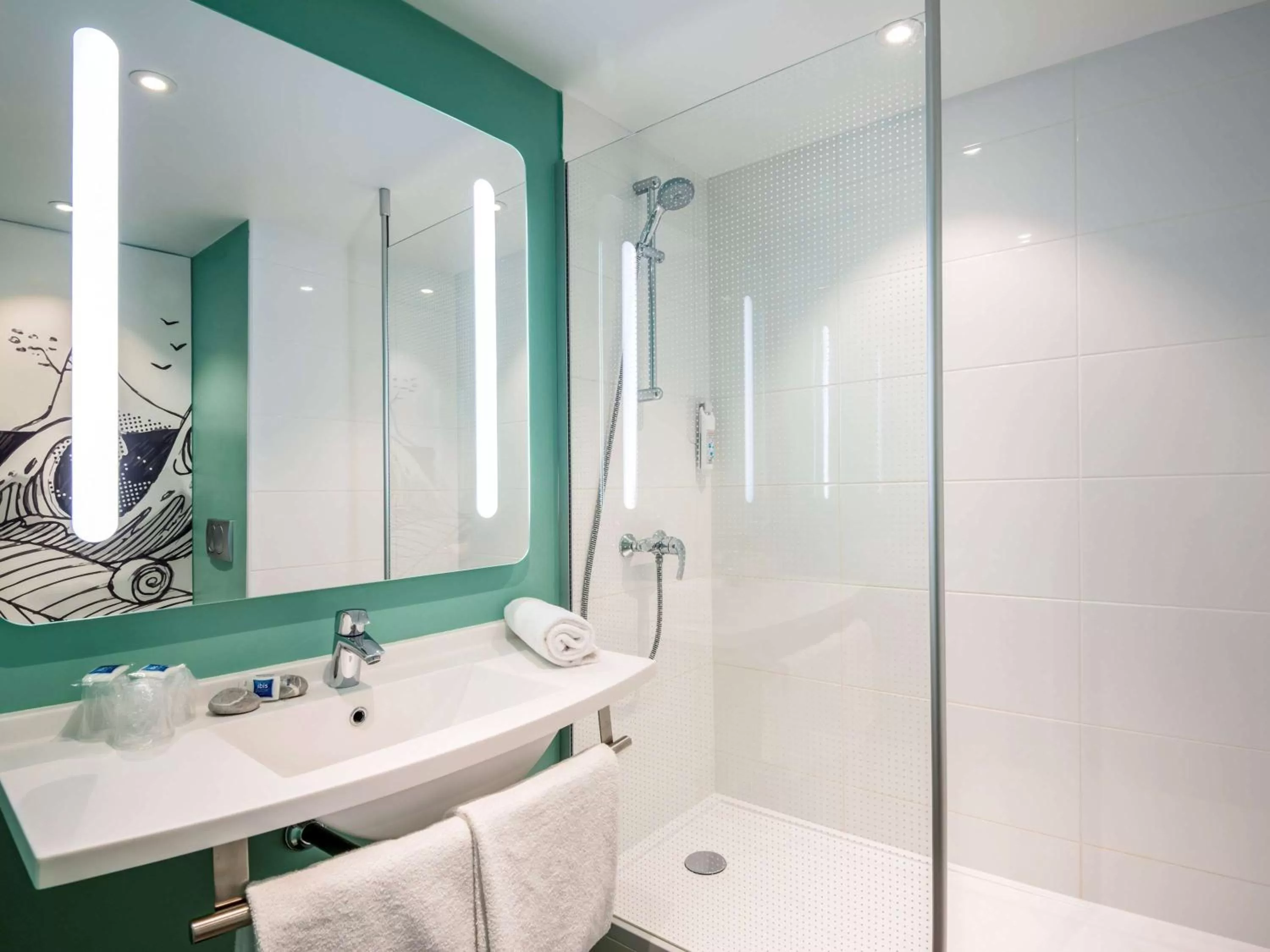 Shower in ibis budget Nice Californie Lenval