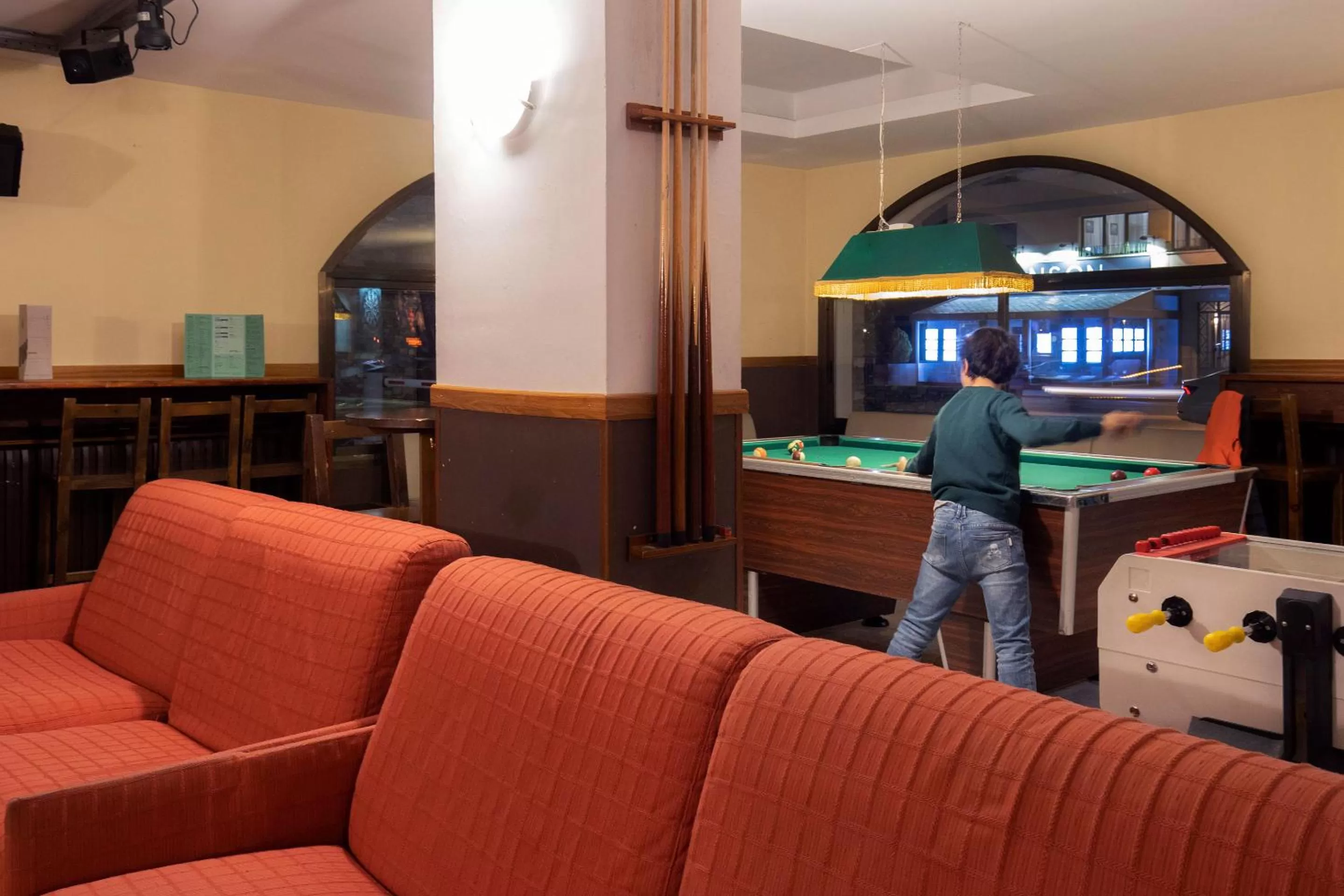 Communal lounge/ TV room in Hotel Encamp by Nexta