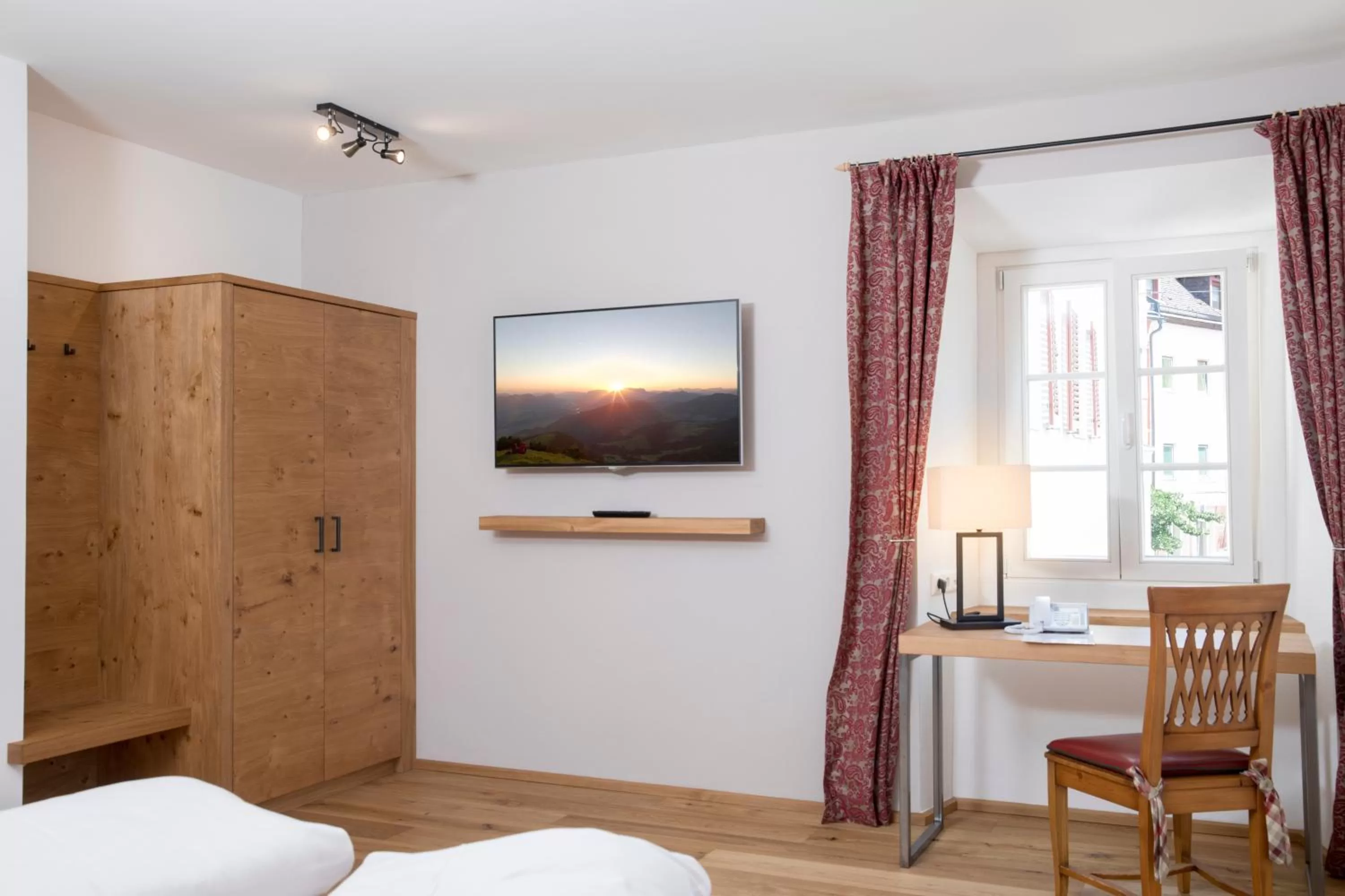 Bed, TV/Entertainment Center in Gasthof Herrnhaus