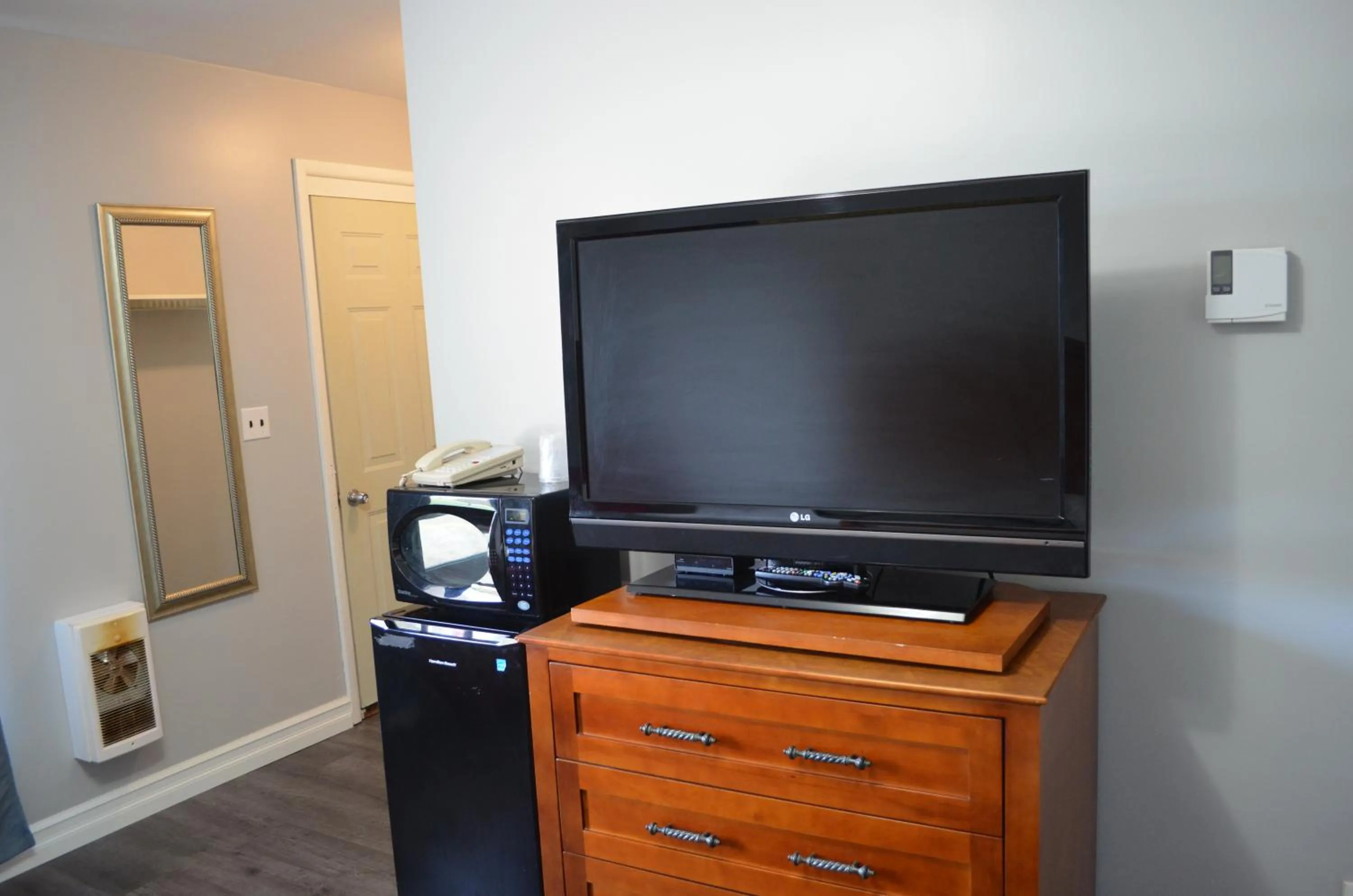 Bedroom, TV/Entertainment Center in Studio 1 Motel