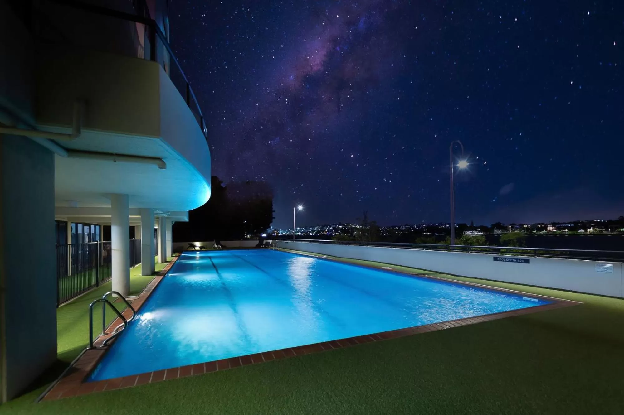 Swimming pool in Goldsborough Place Apartments