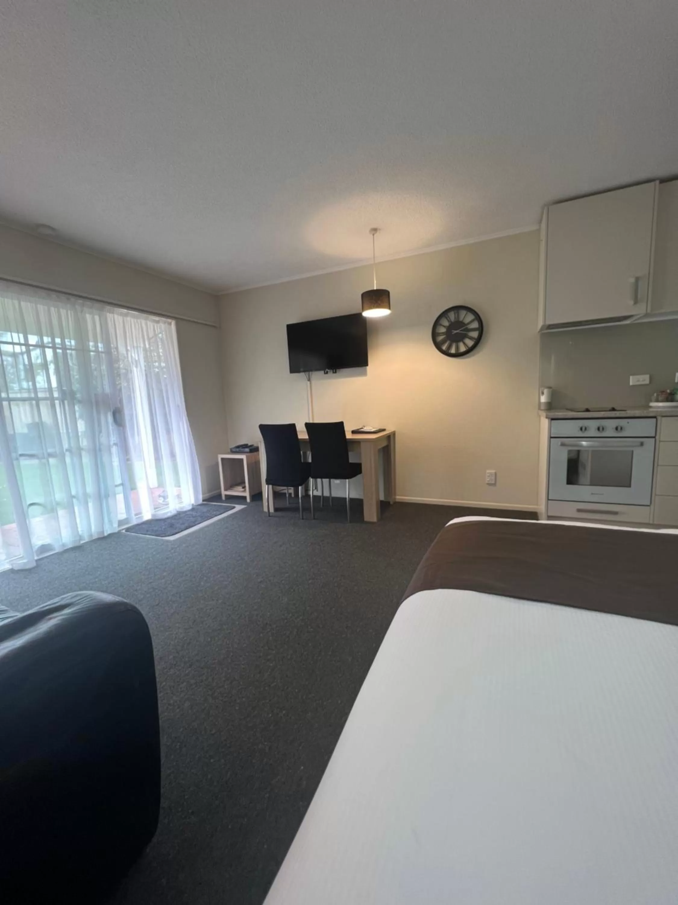 Living room, Bed in ASURE Green Gables Motel