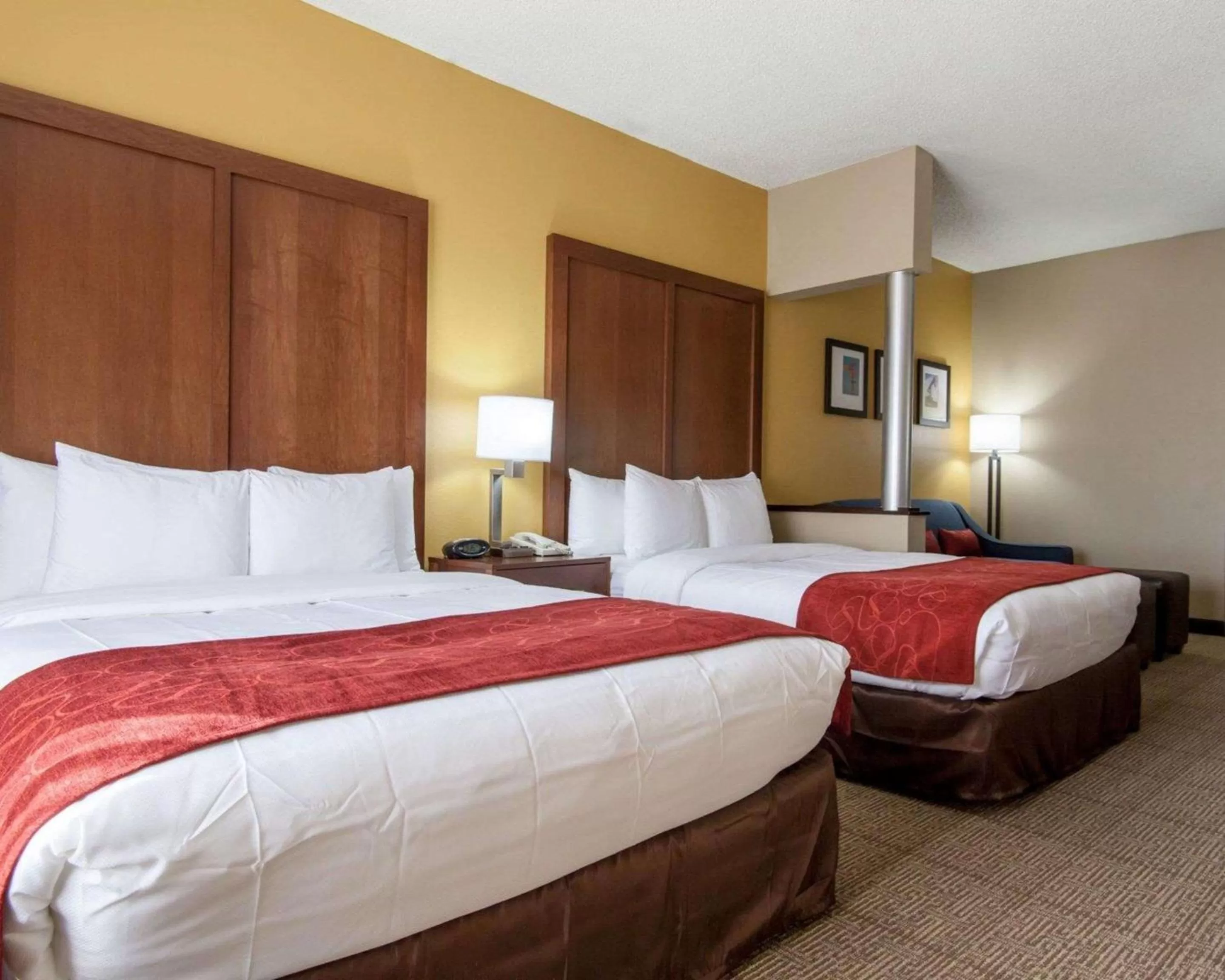 Photo of the whole room, Bed in Comfort Suites Tulsa Central