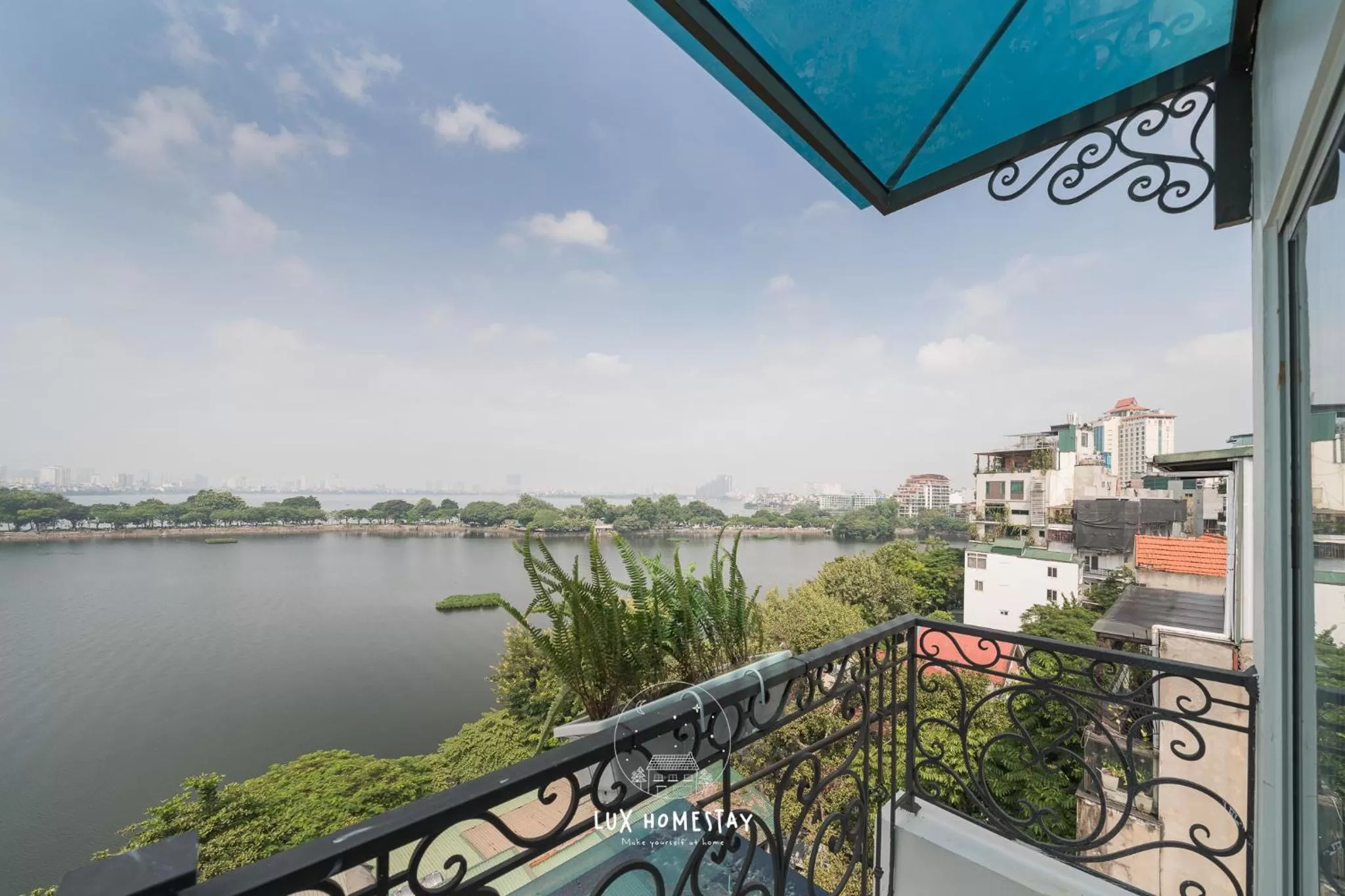 Balcony/Terrace in Lux Westlake Studio