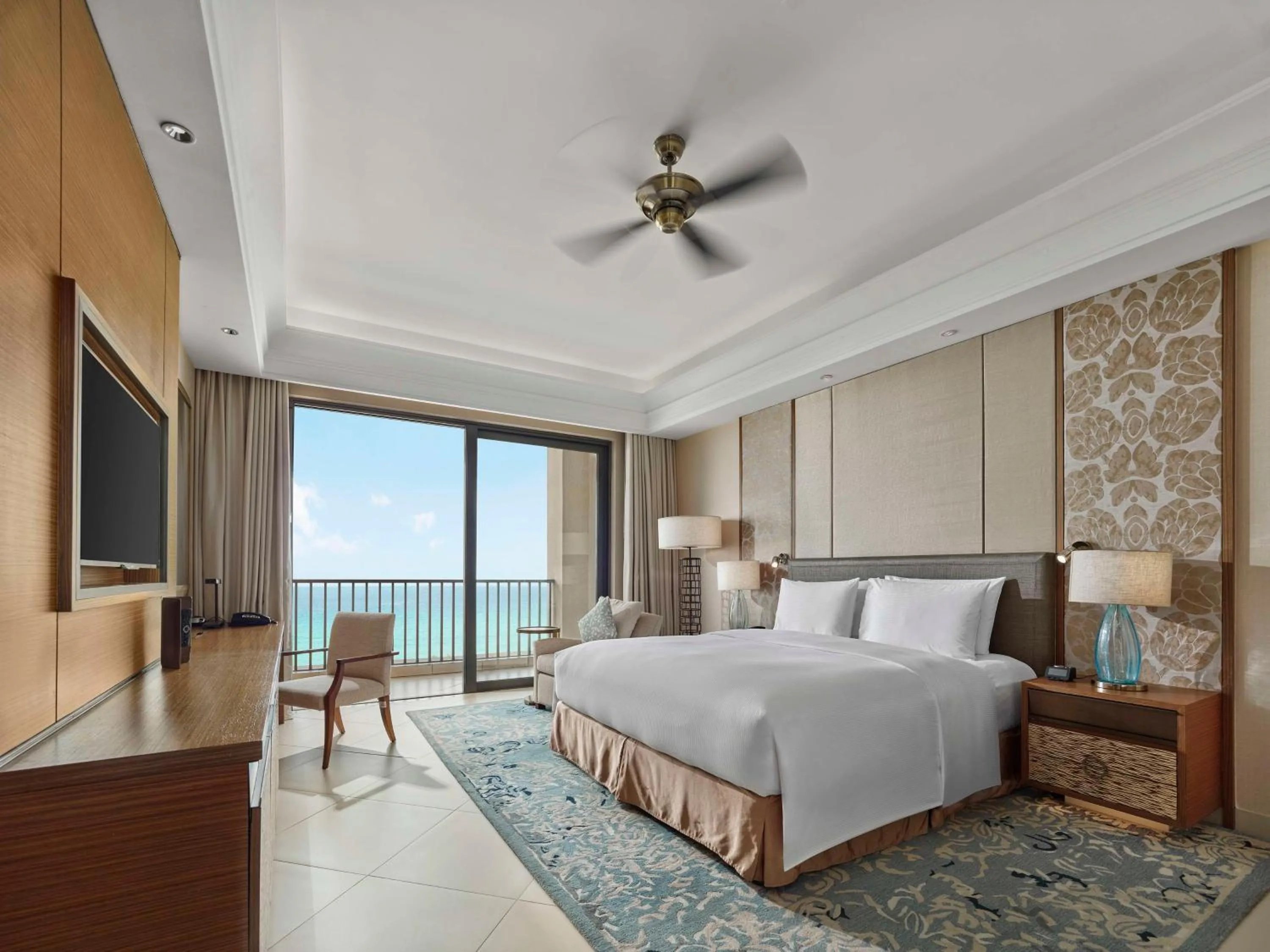 Photo of the whole room, Bed in Hilton Haikou Meilan - Beachfront Hotel