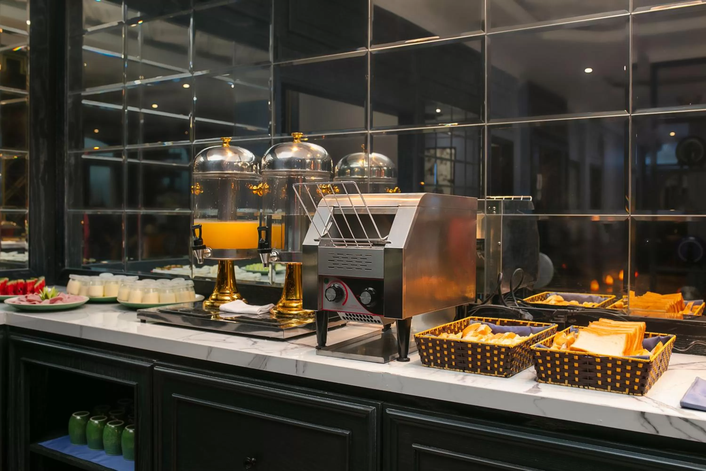 Restaurant/places to eat in The Exquisite HaLong Hotel