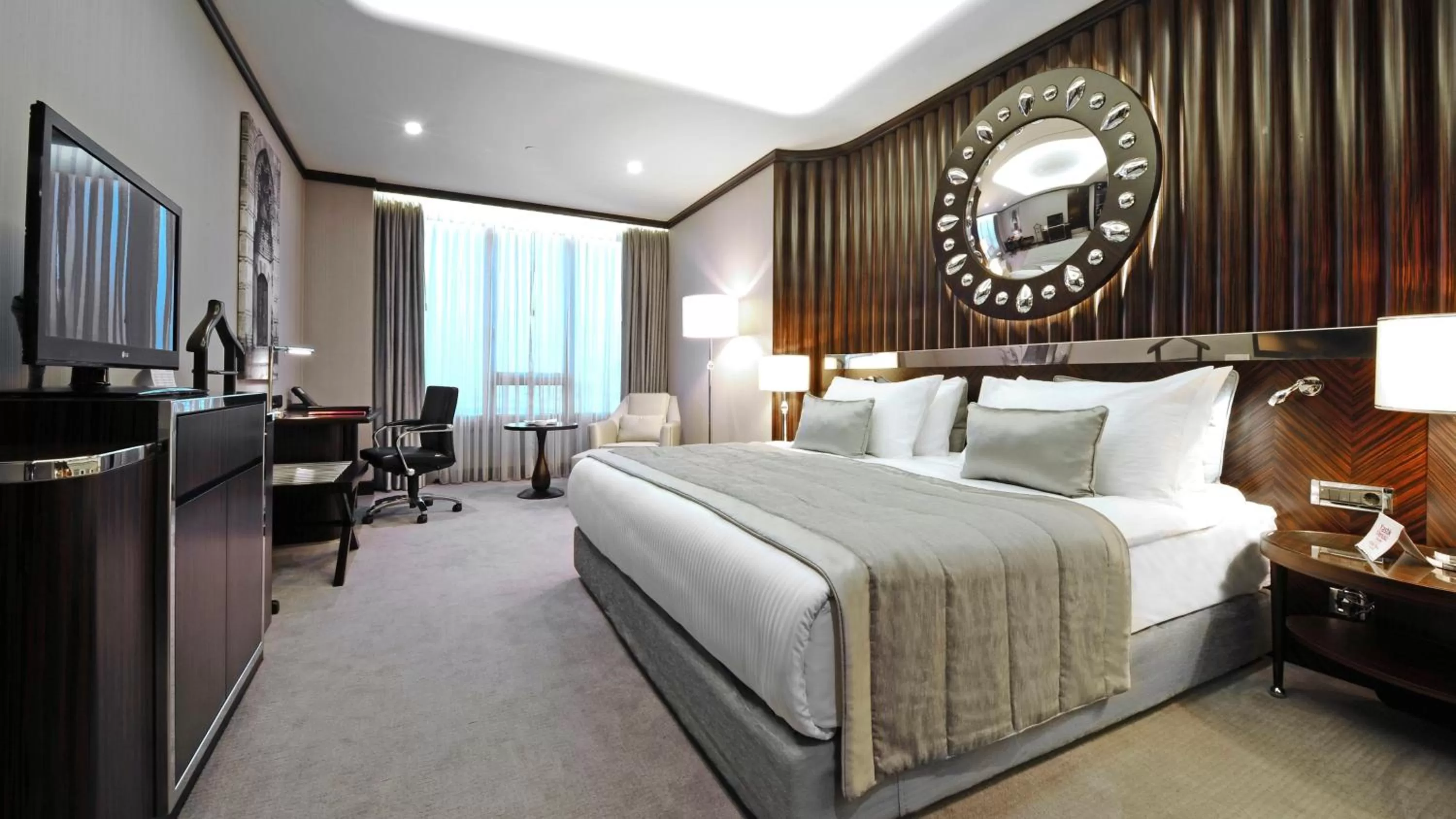 Photo of the whole room, Bed in Crowne Plaza Bursa Convention Center & Thermal Spa by IHG