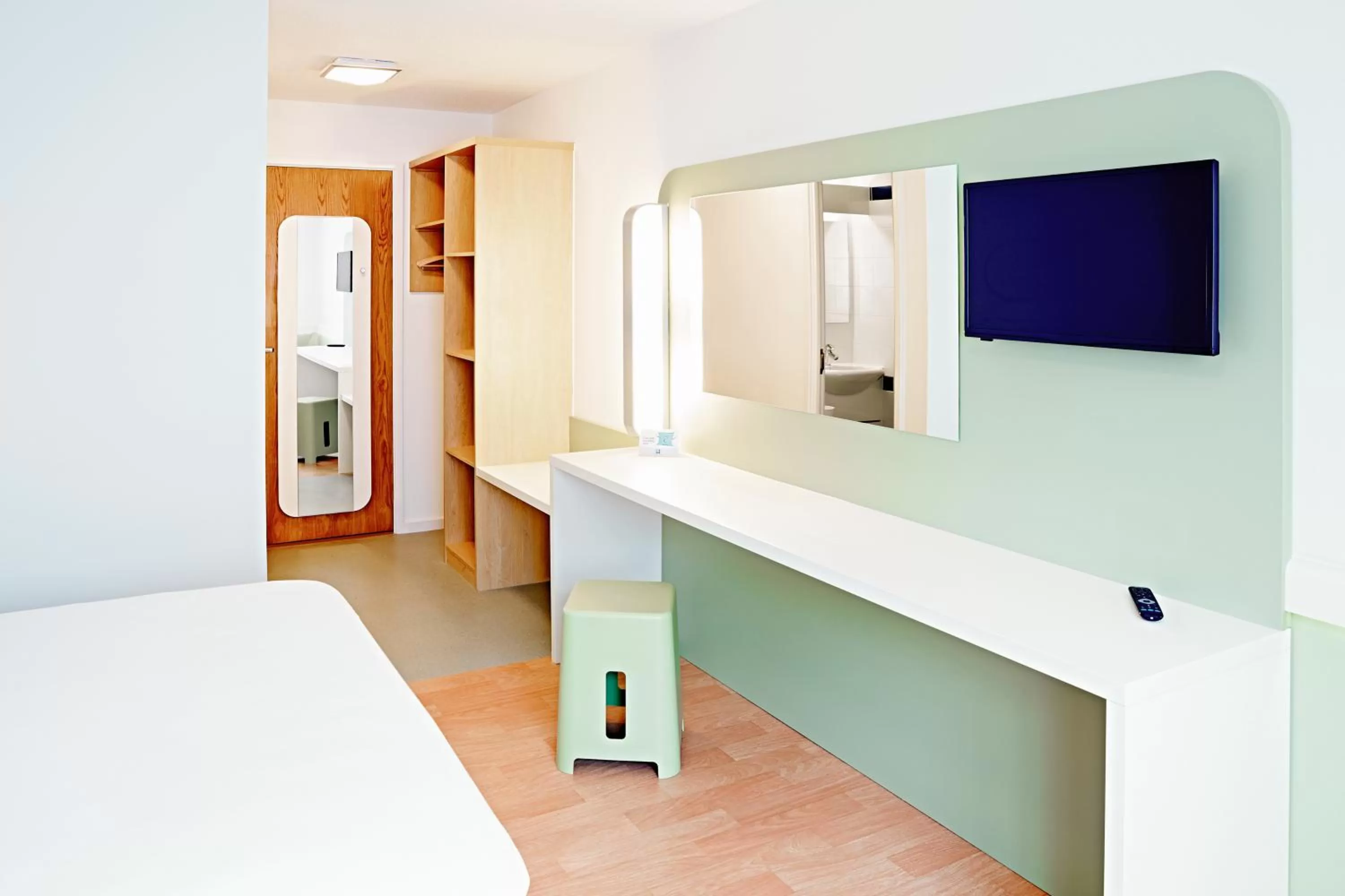 TV and multimedia, Bed in Warrington Motel, J20 M6 Lymm Services