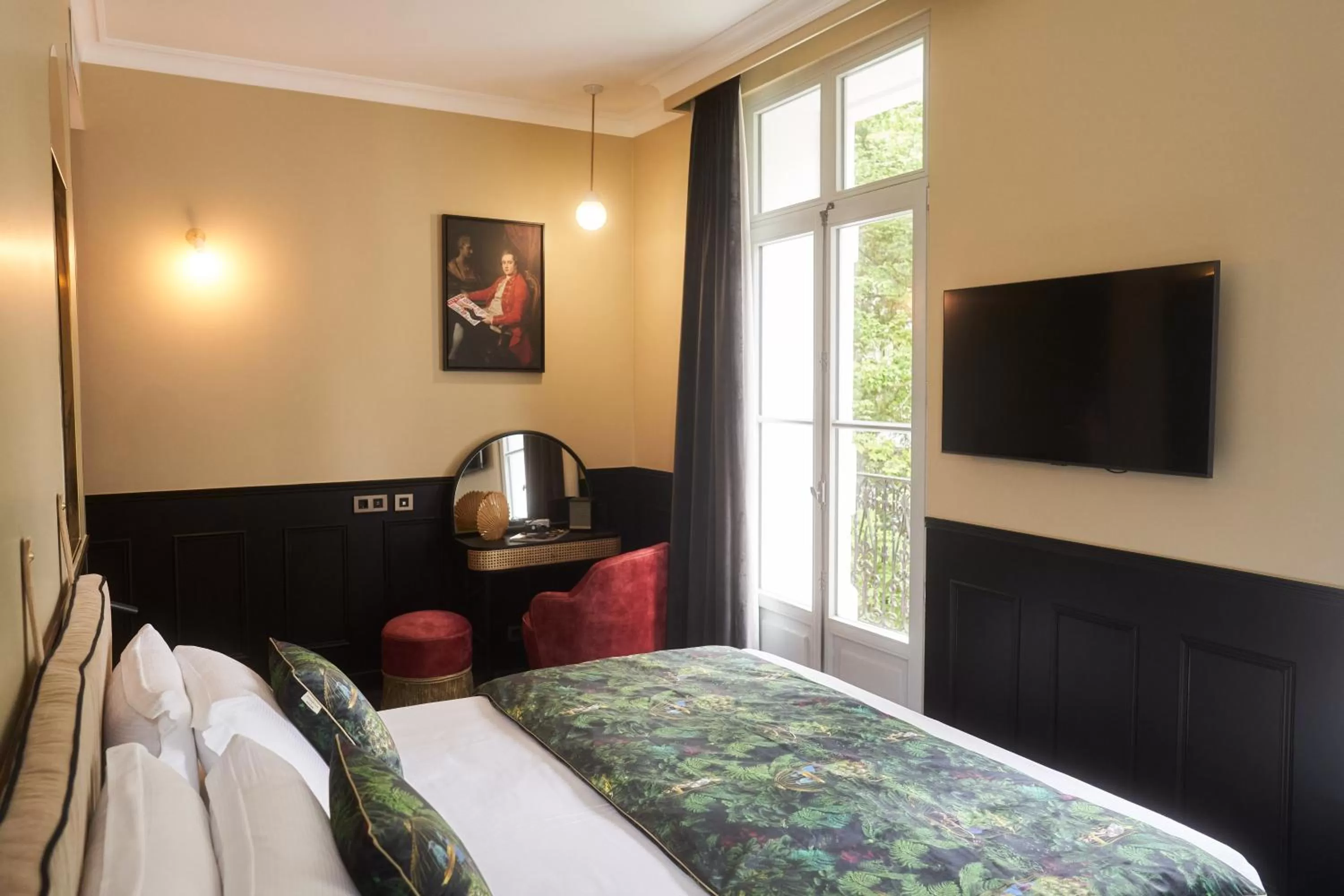 Queen Room with Balcony in Boutique Appart'Hôtel Maison Bayard