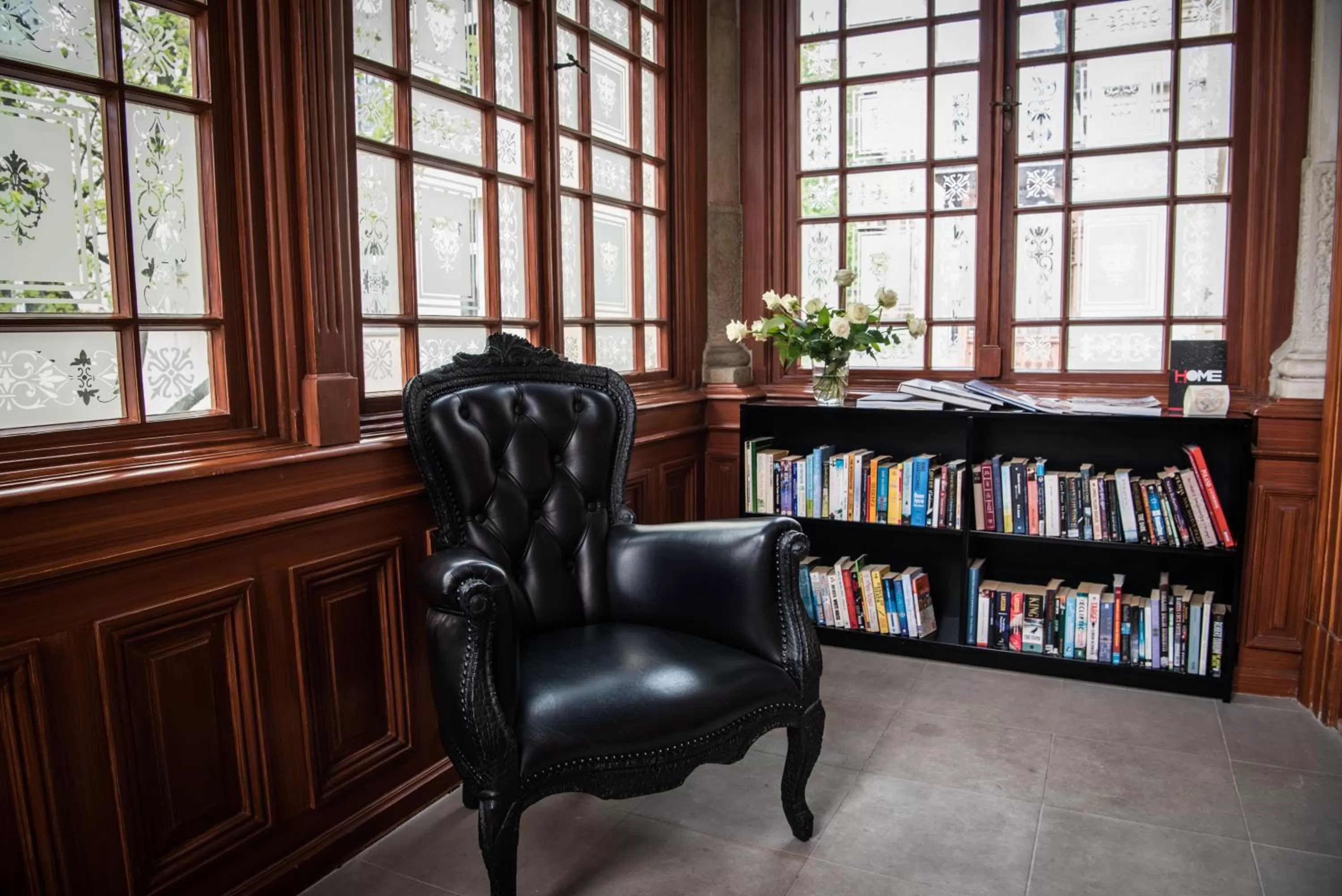 Library in Home Aparthotel