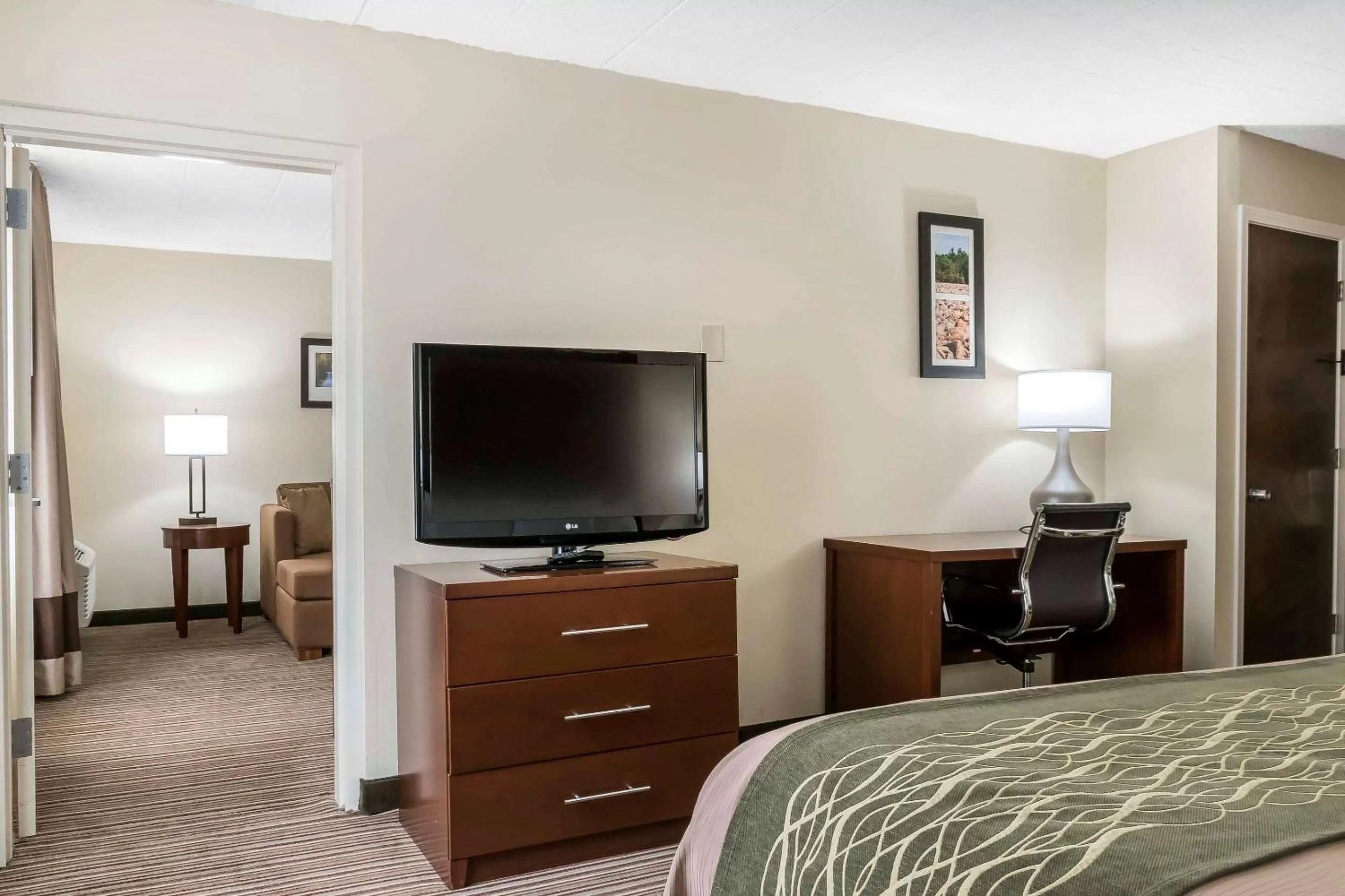 Photo of the whole room, Bed in Comfort Inn - Pocono Mountains