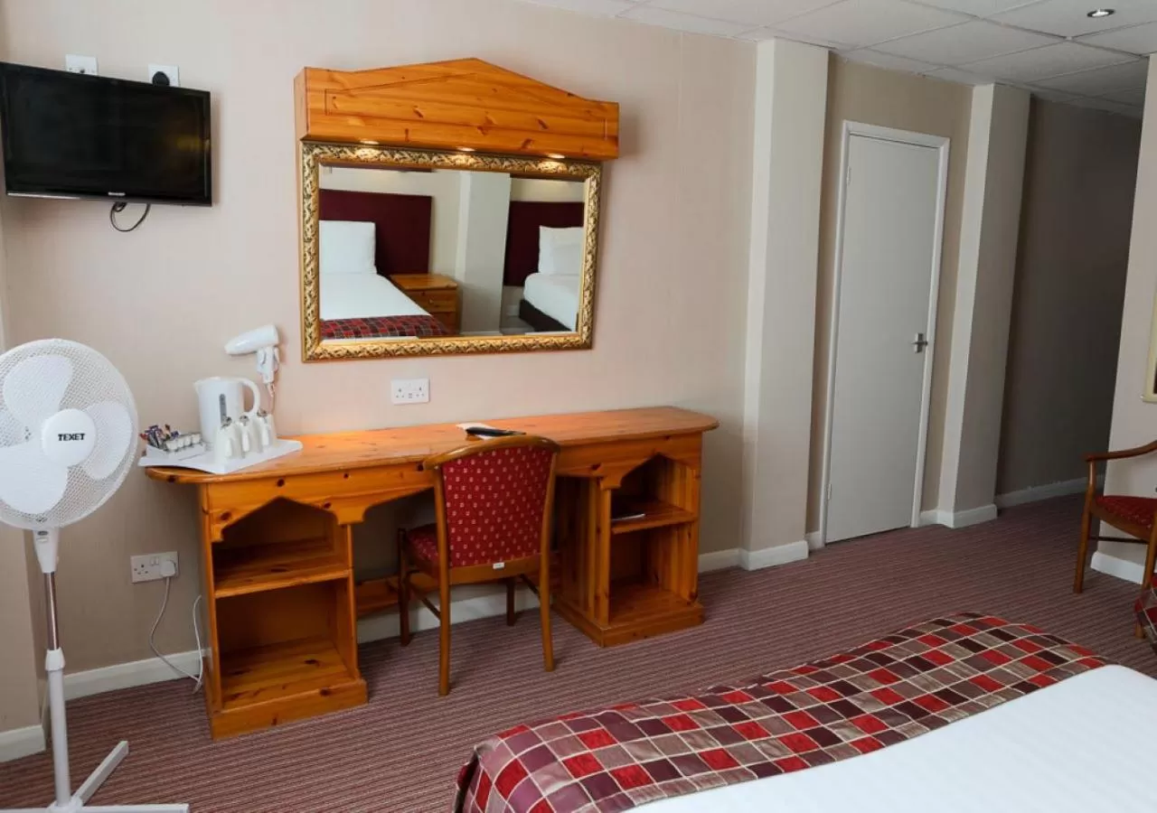 Coffee/tea facilities, Bed in King Charles Hotel