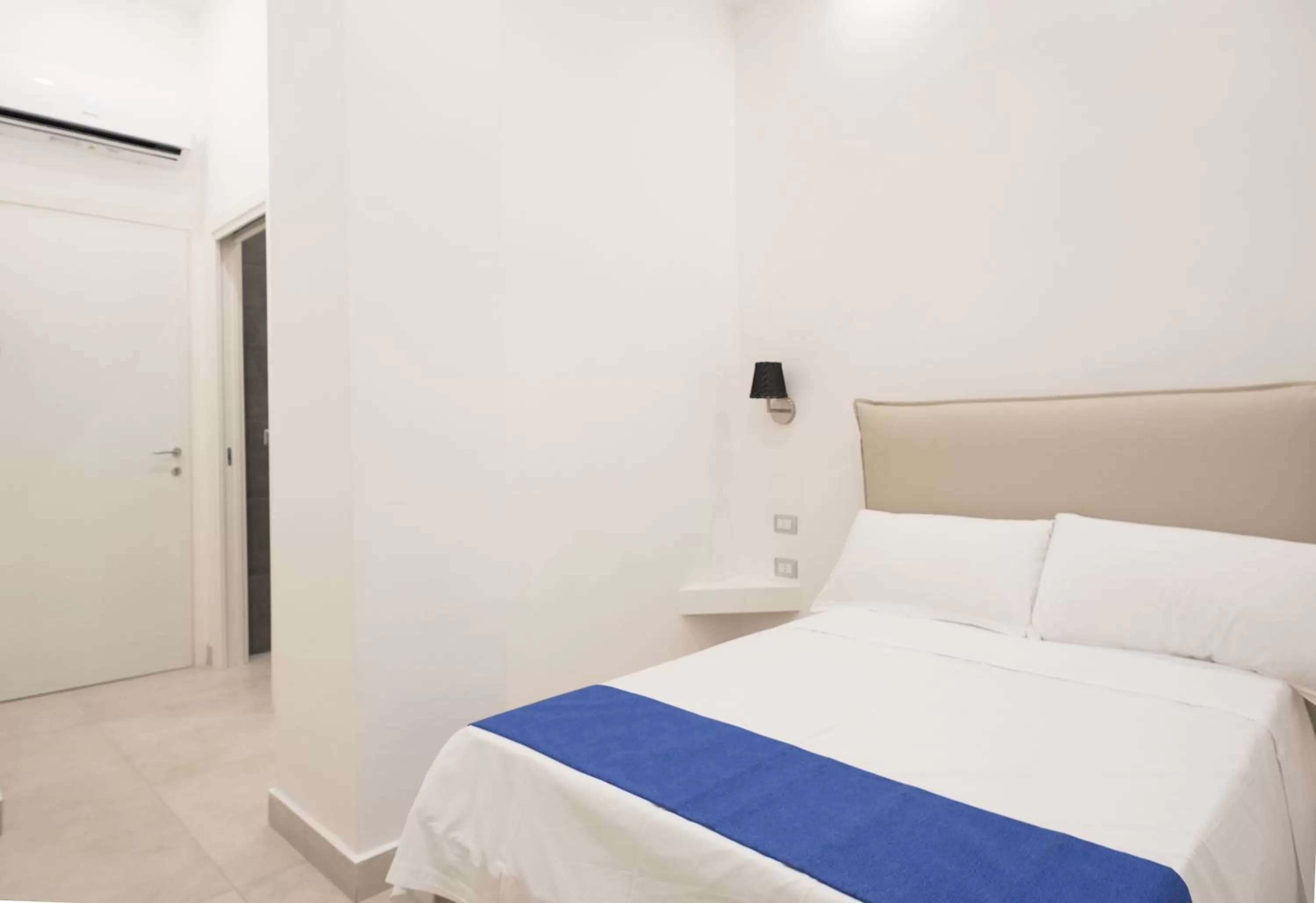 Photo of the whole room, Bed in Toledo in