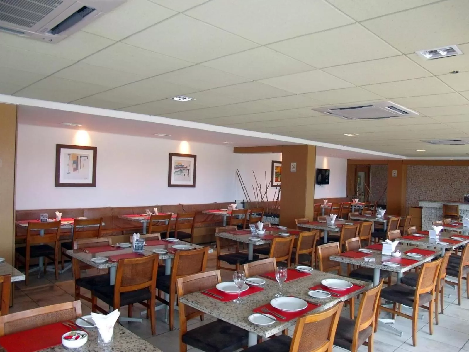 Restaurant/places to eat in Catussaba Business Hotel