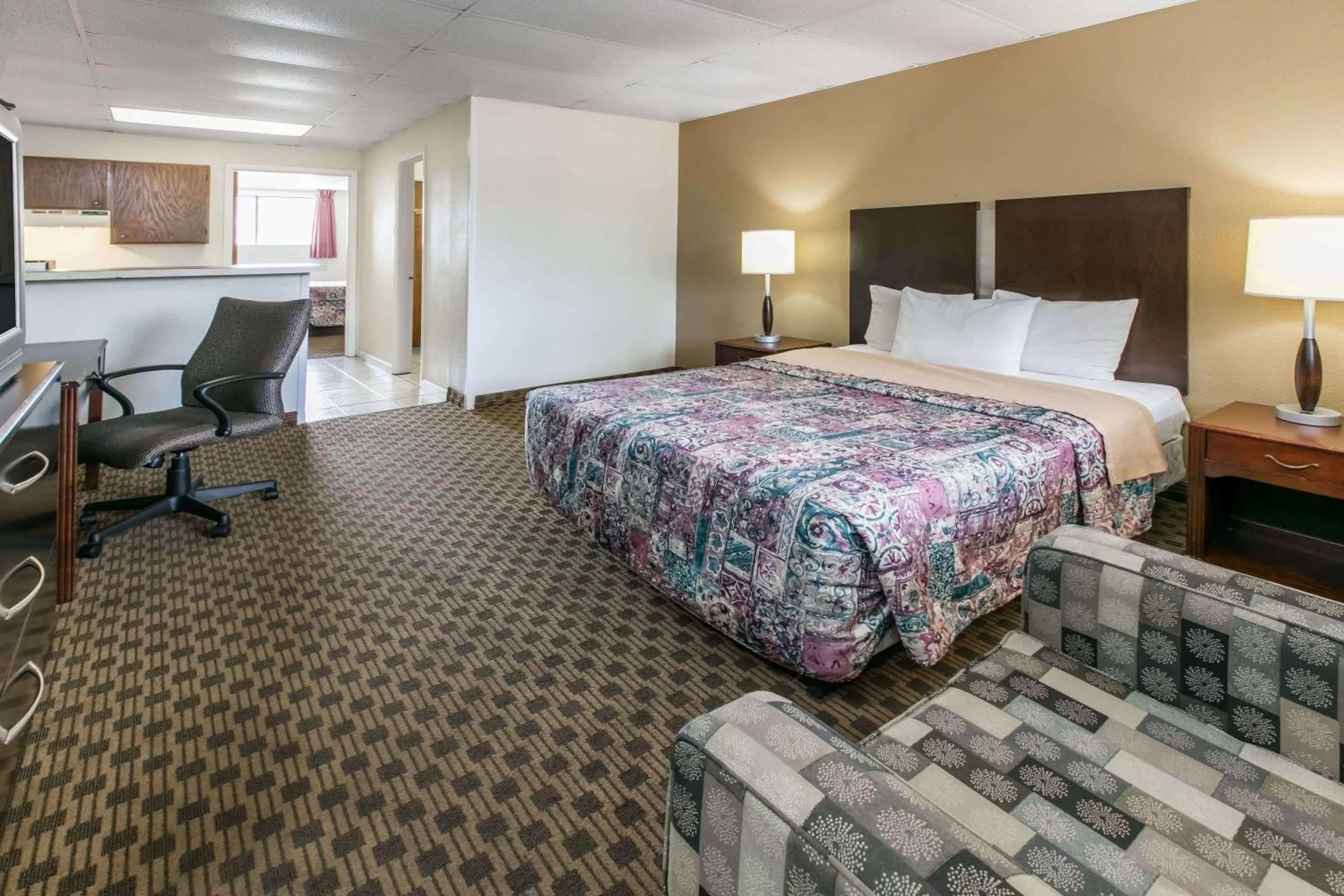 Photo of the whole room, Bed in Knights Inn Longview