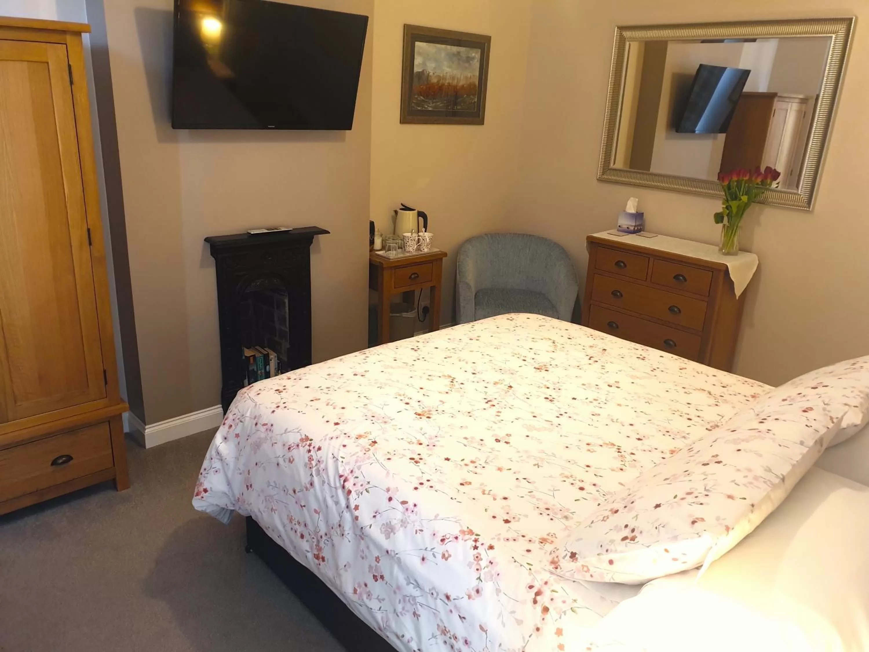 Bedroom, Bed in Lyndene