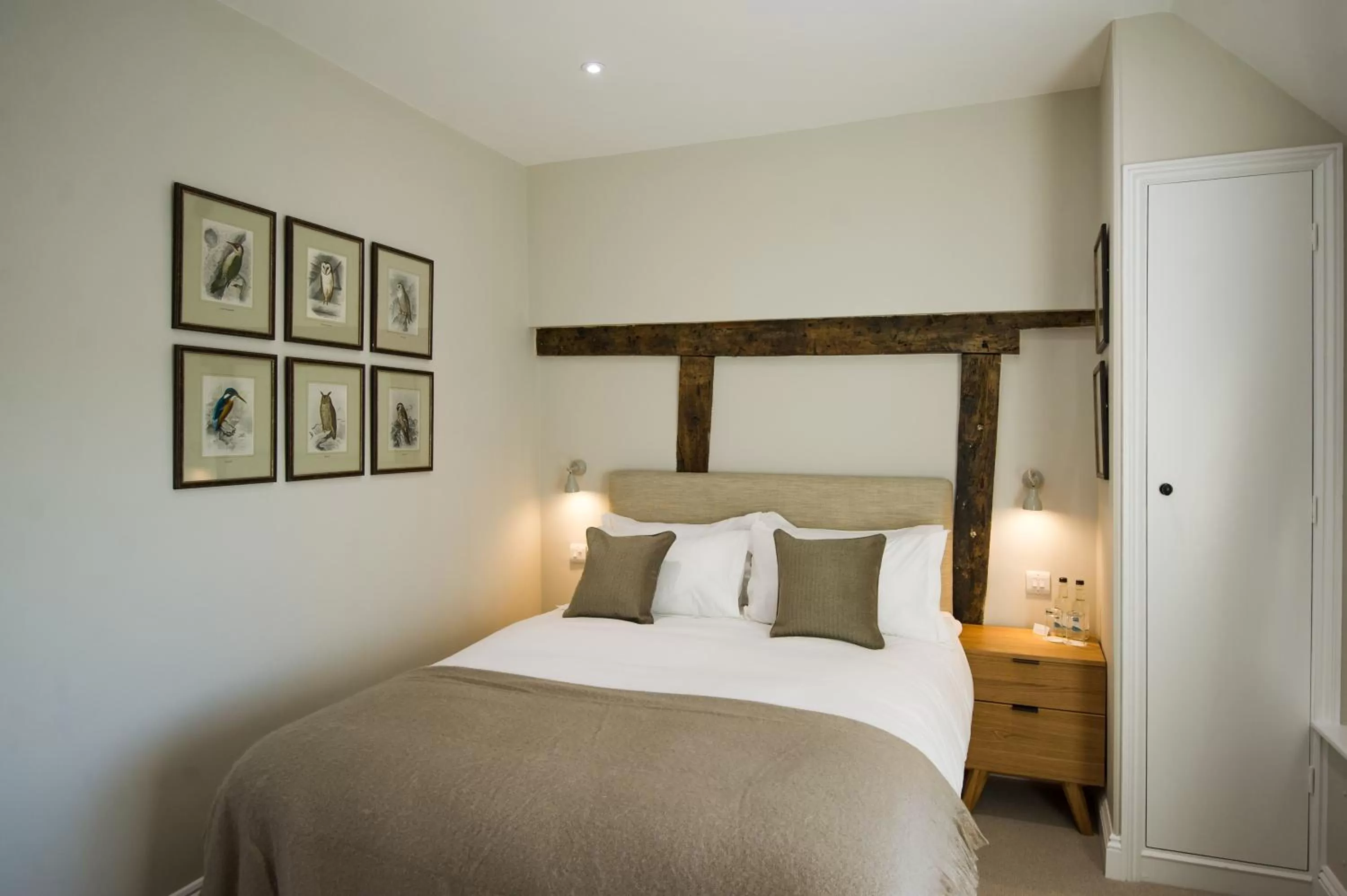 Photo of the whole room, Bed in Cowdray Lodge B&B rooms