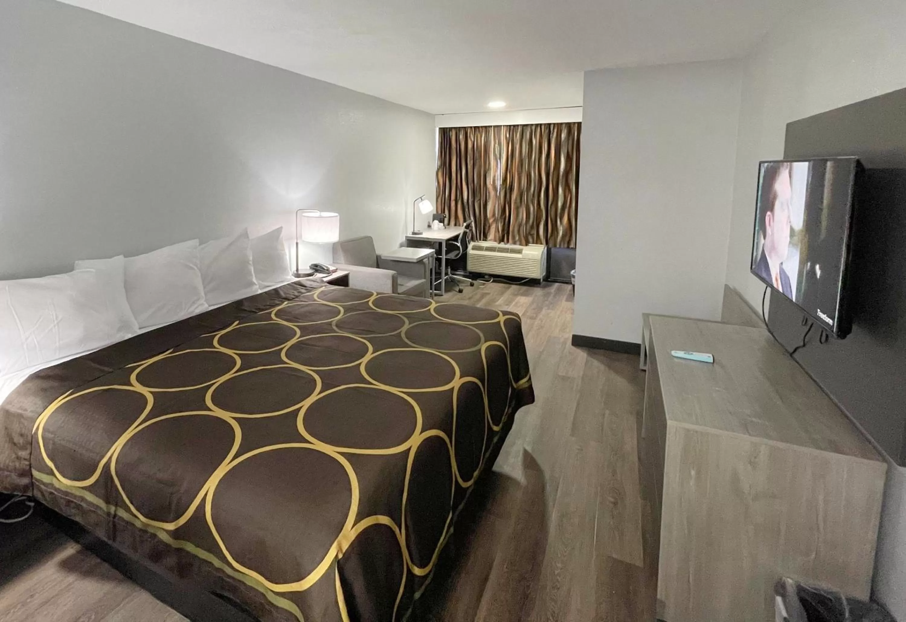 Photo of the whole room, Bed in Super 8 by Wyndham Pigeon Forge Downtown