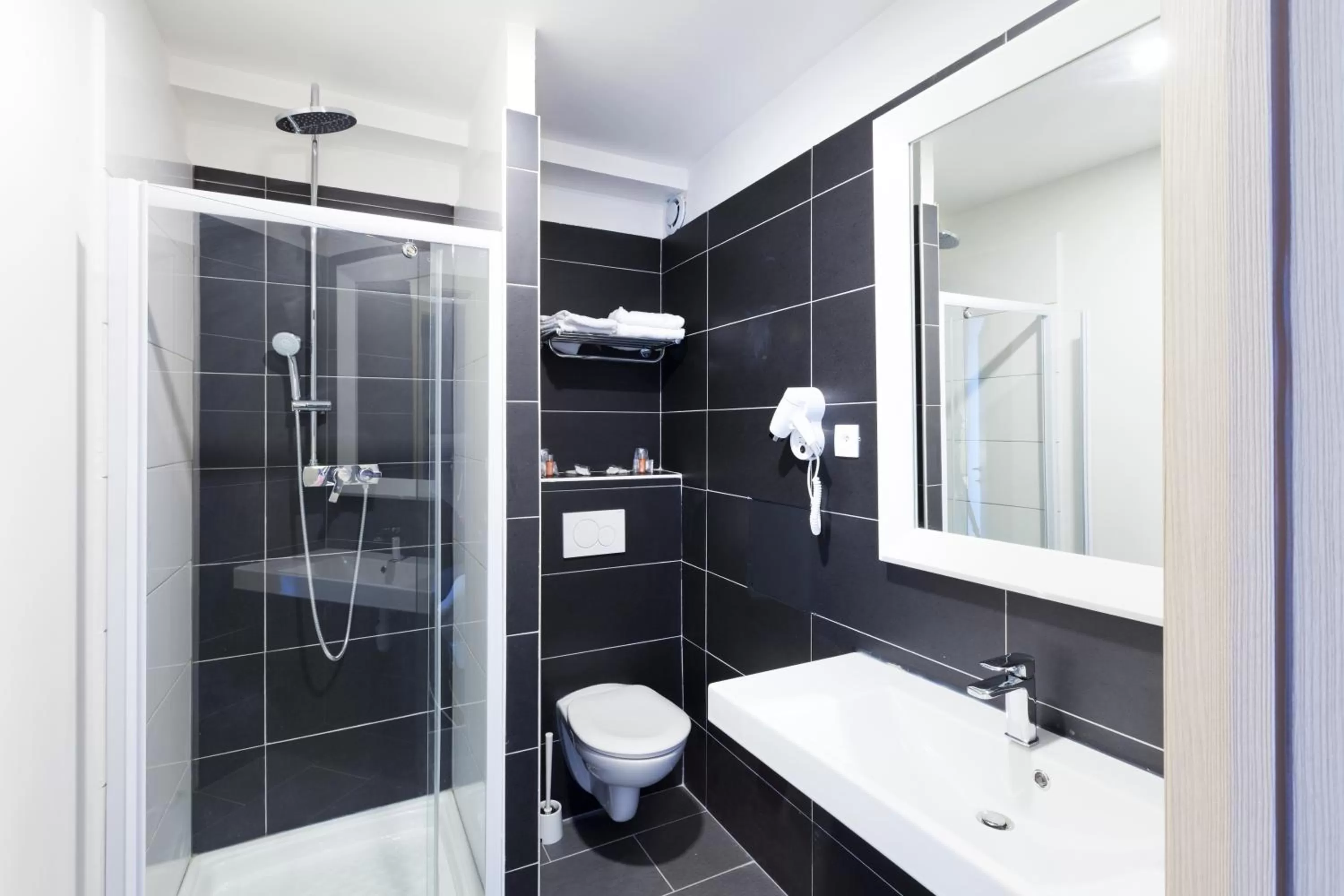 Bathroom in The Originals City, Marne-la-Vallée Est, Meaux ,GLASSY HOTEL