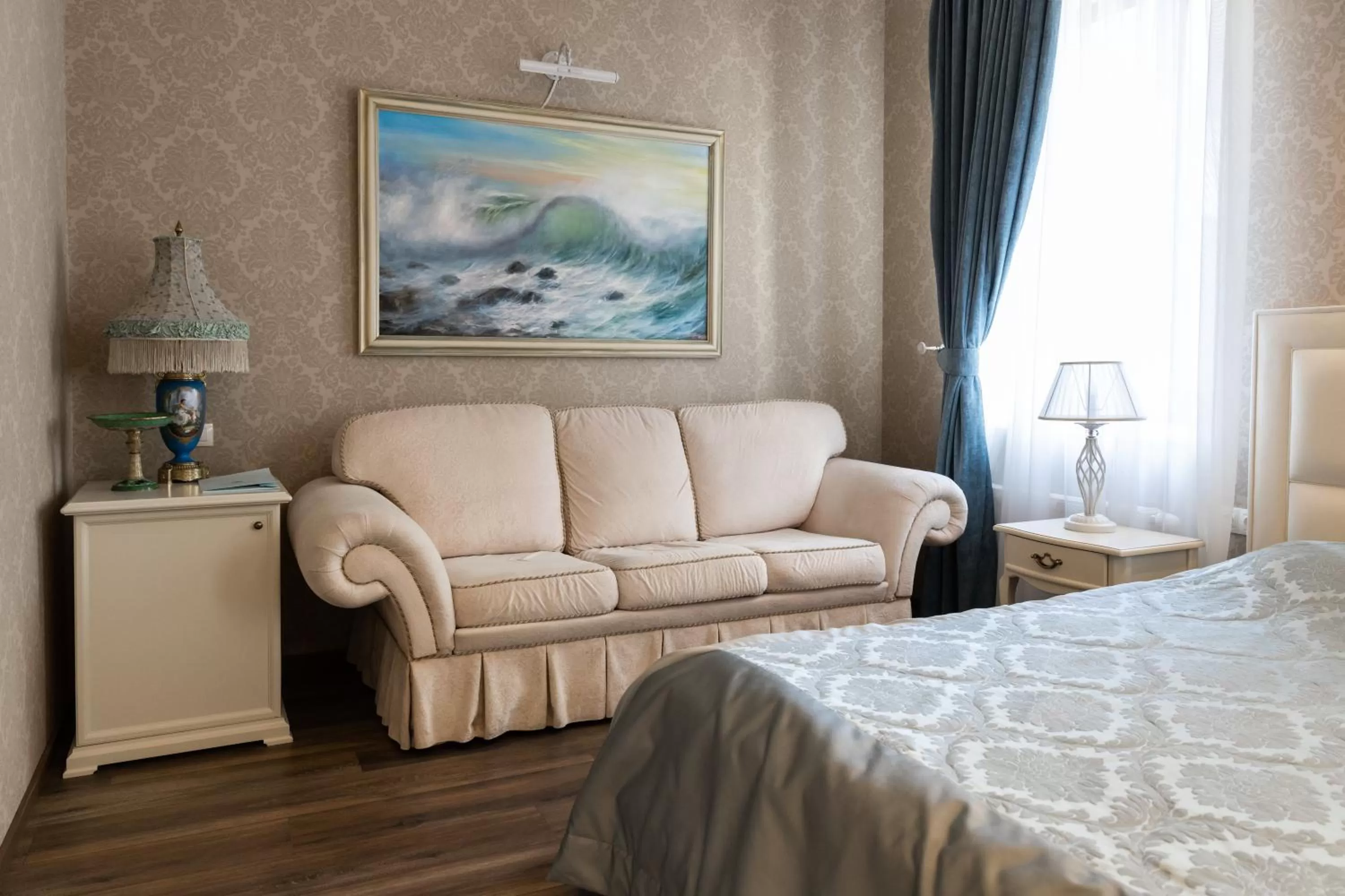 Photo of the whole room, Seating Area in Hotel "Mandarin Clubhouse"