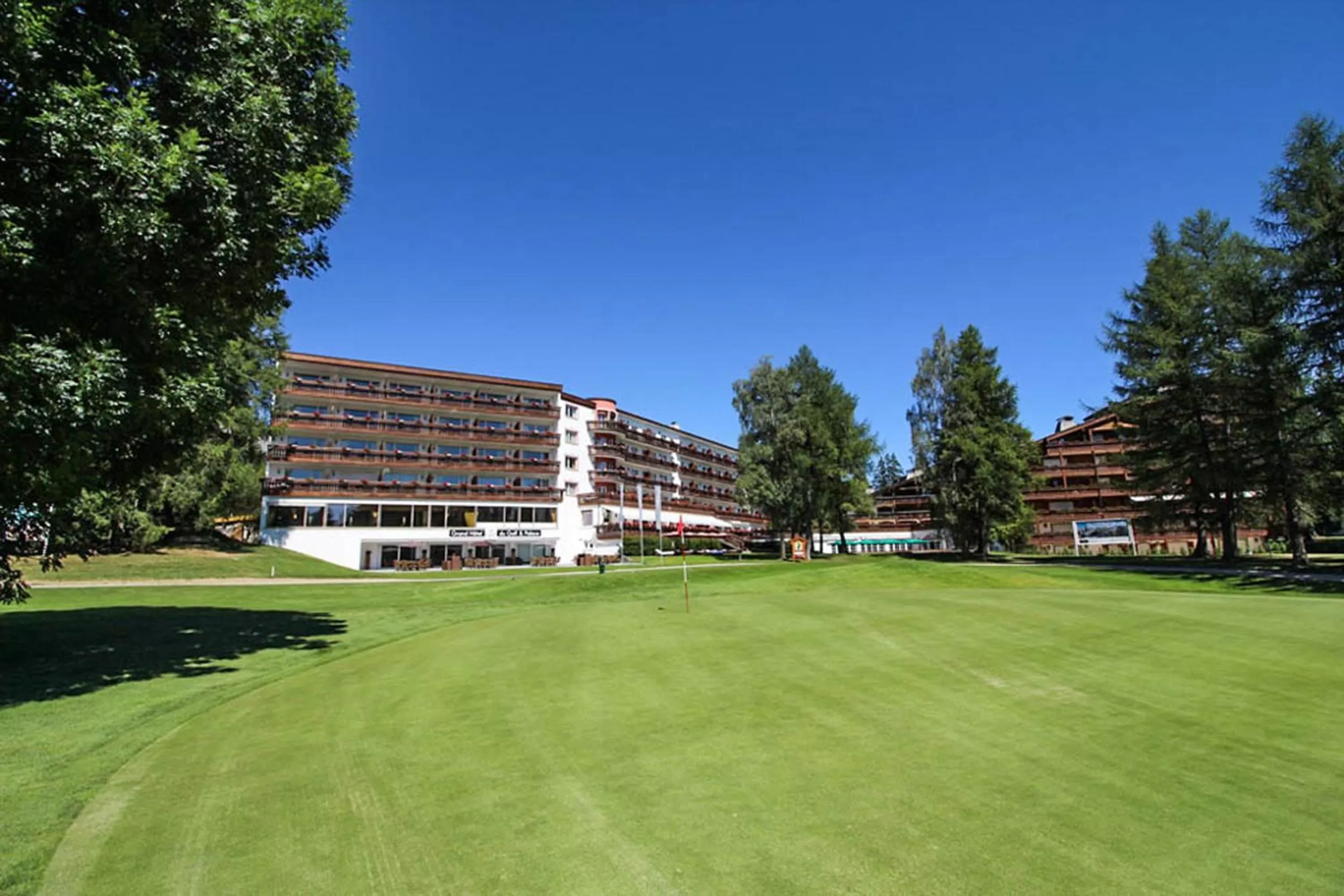 Facade/entrance in Grand Hôtel du Golf & Palace