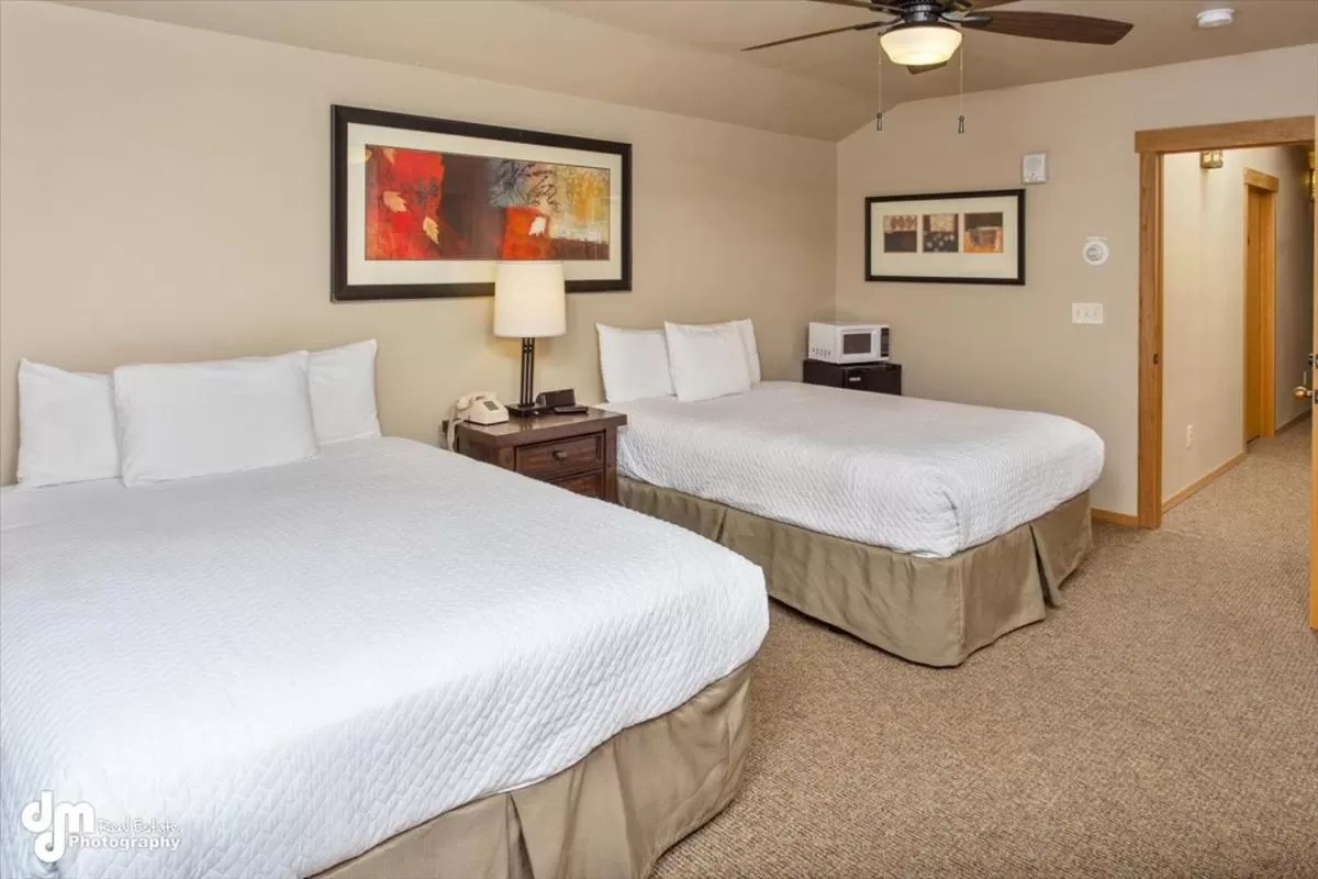 Bed in Kenai Airport Hotel