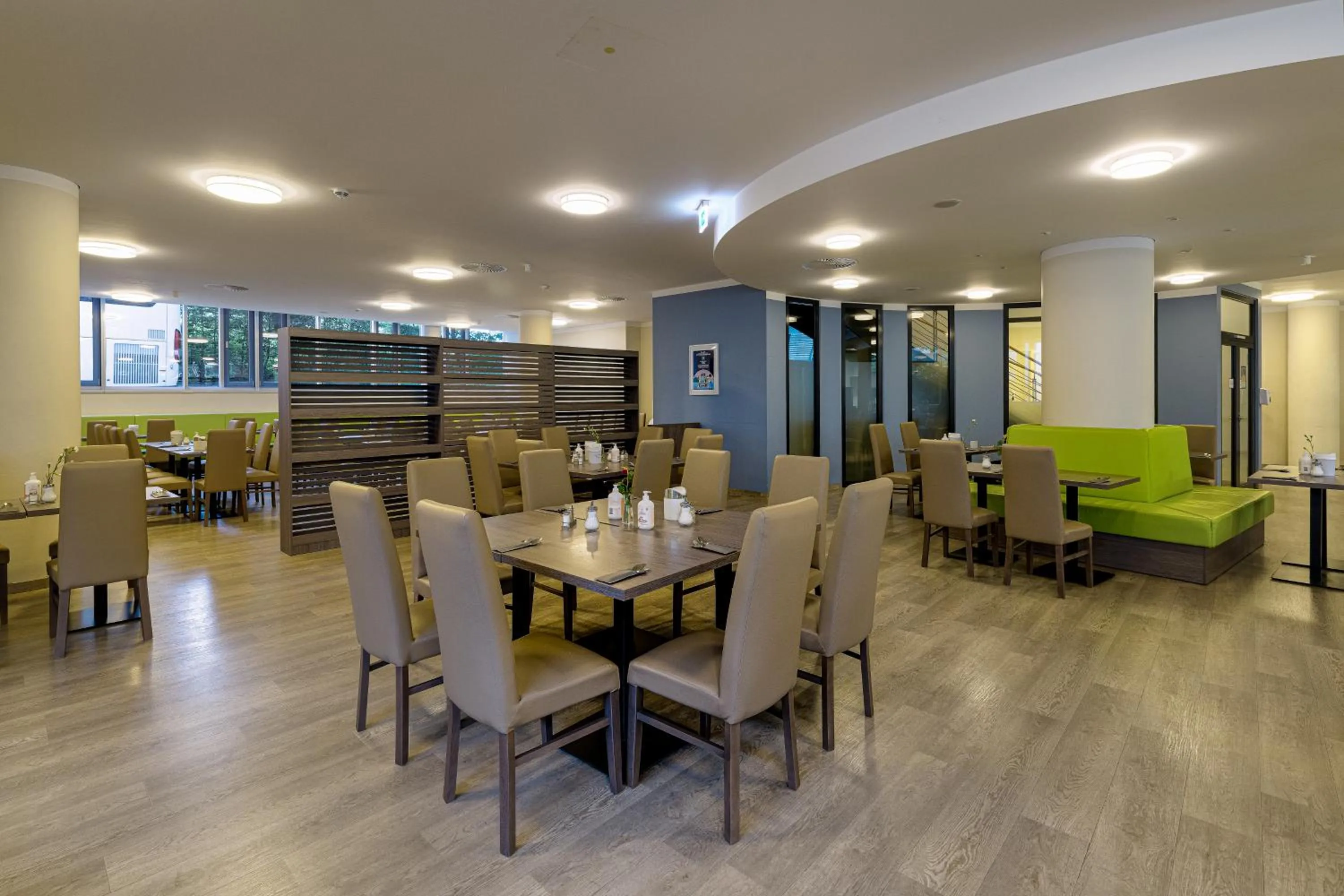 Restaurant/places to eat in Tulip Inn München Messe