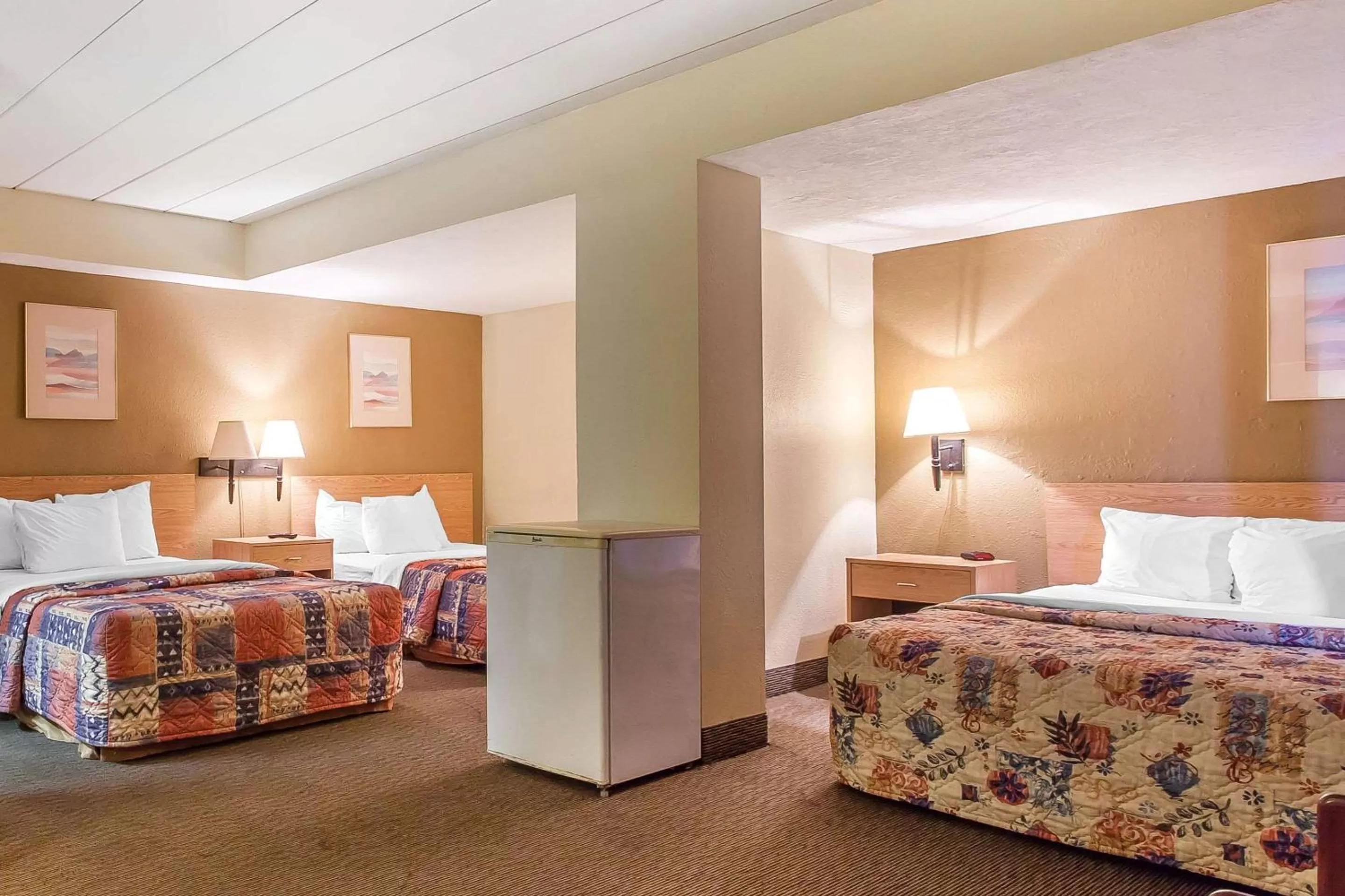 Photo of the whole room, Bed in Rodeway Inn Sandusky North