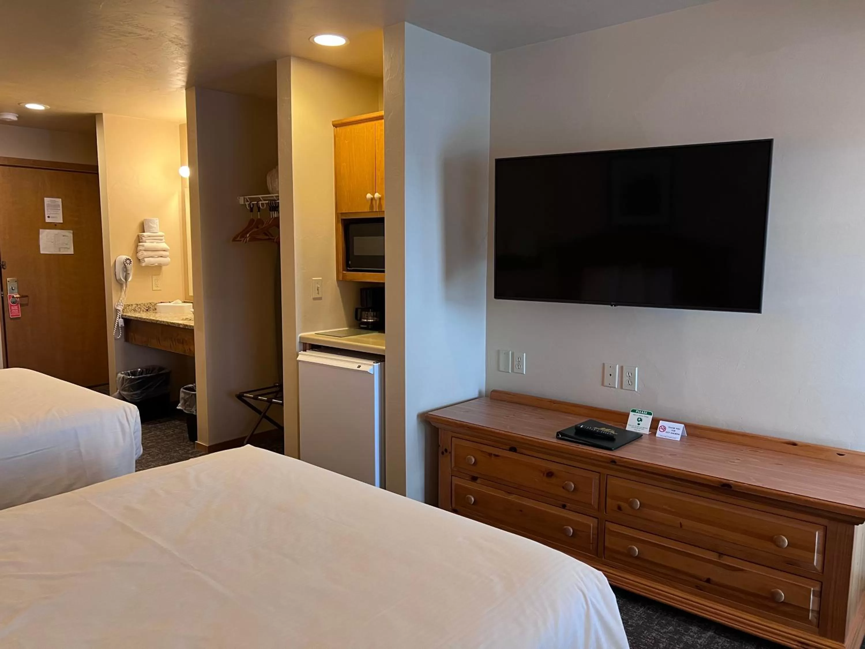 Photo of the whole room, Bed in Homestead Suites - Fish Creek