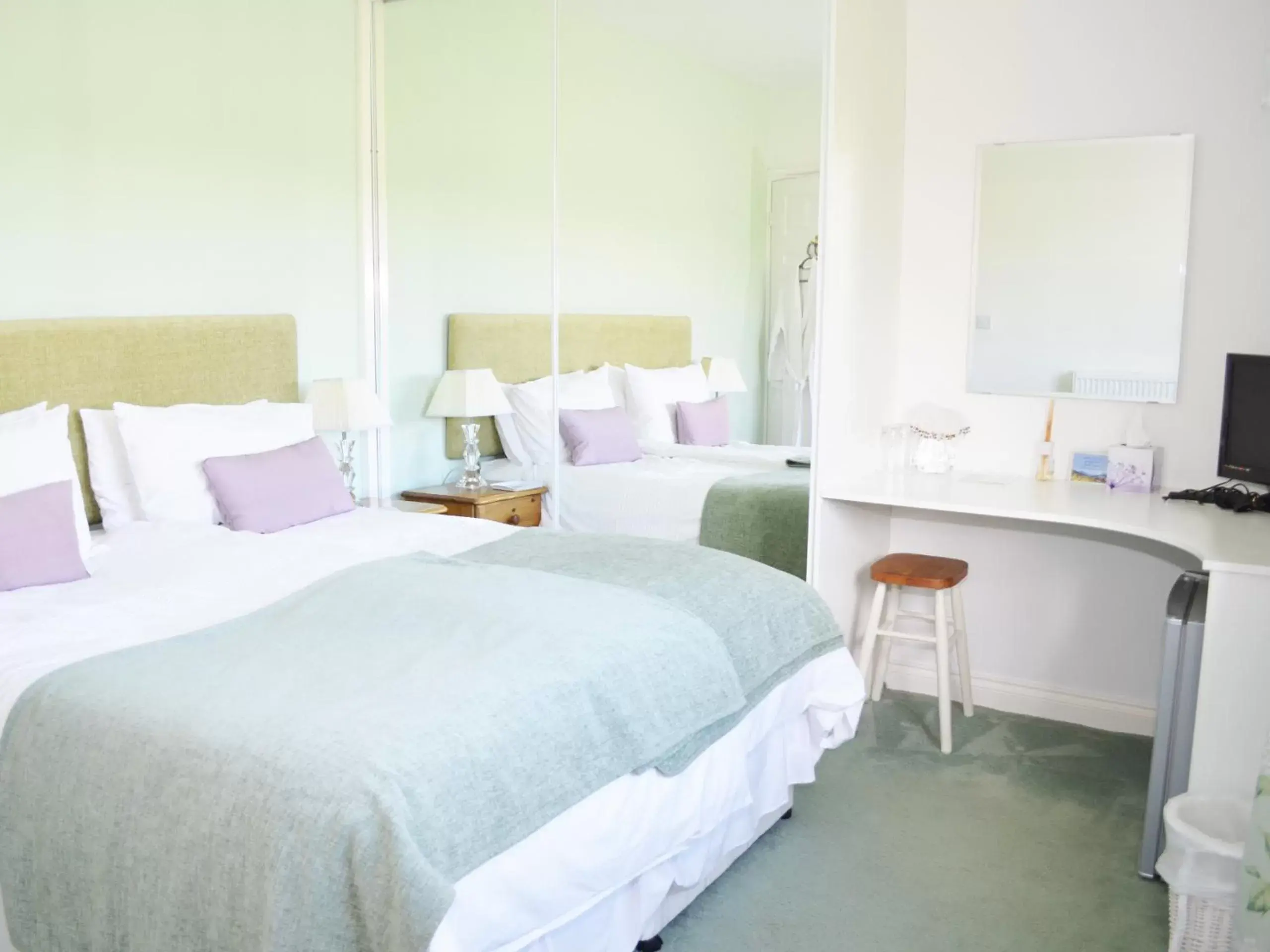 Twin Room with Private Bathroom in Dove Meadow Twin Room with Private Bathroom in Dove Meadow