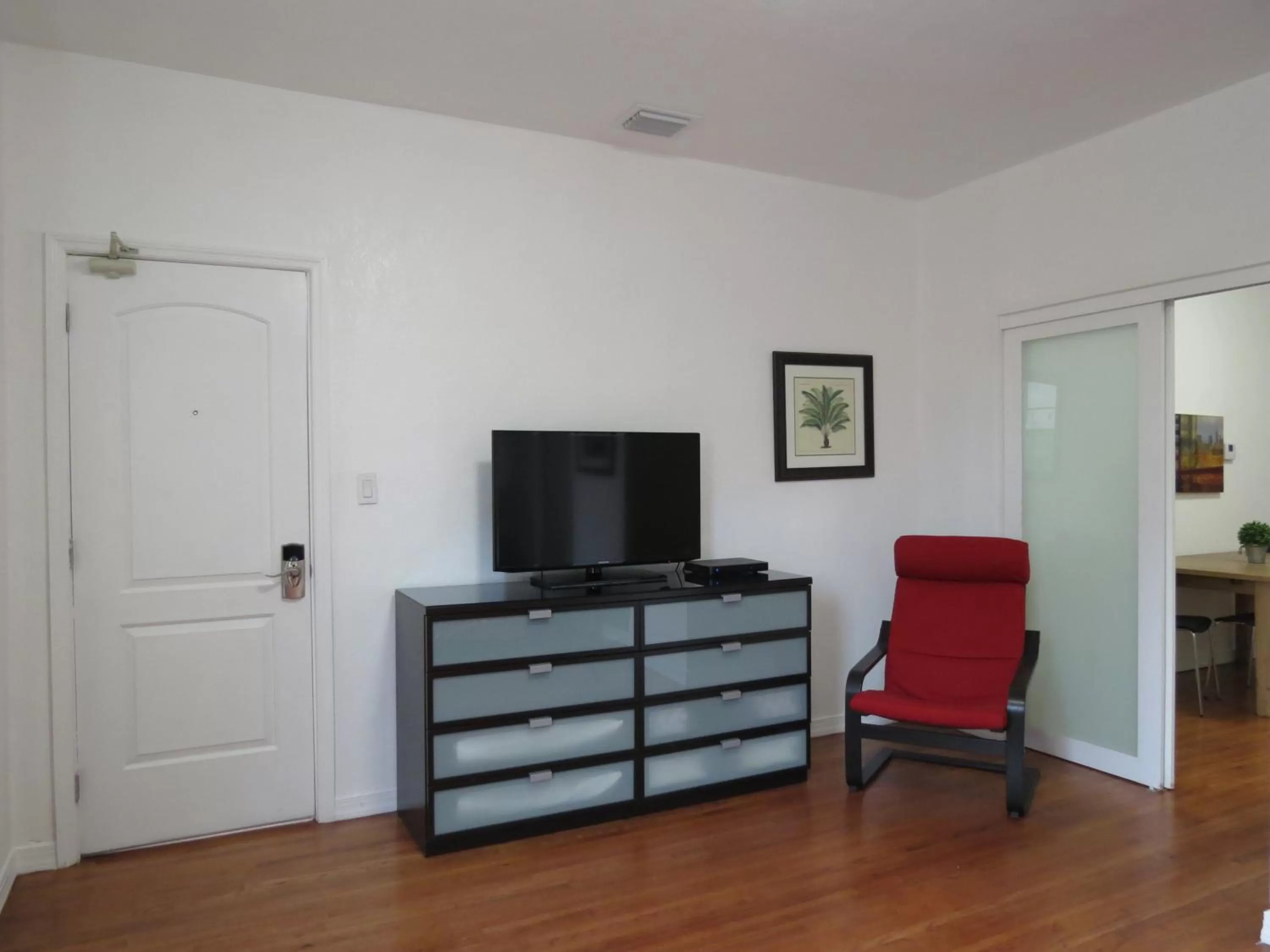 TV and multimedia in Harding Boutique Apartments