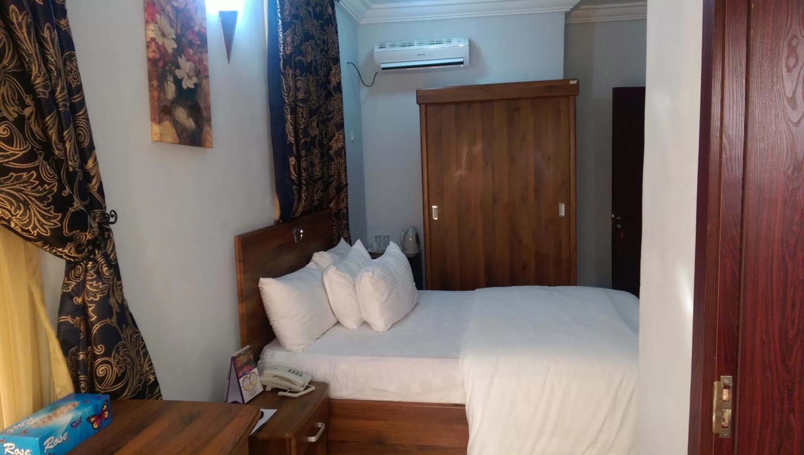 Bed in KH Lodge Abuja