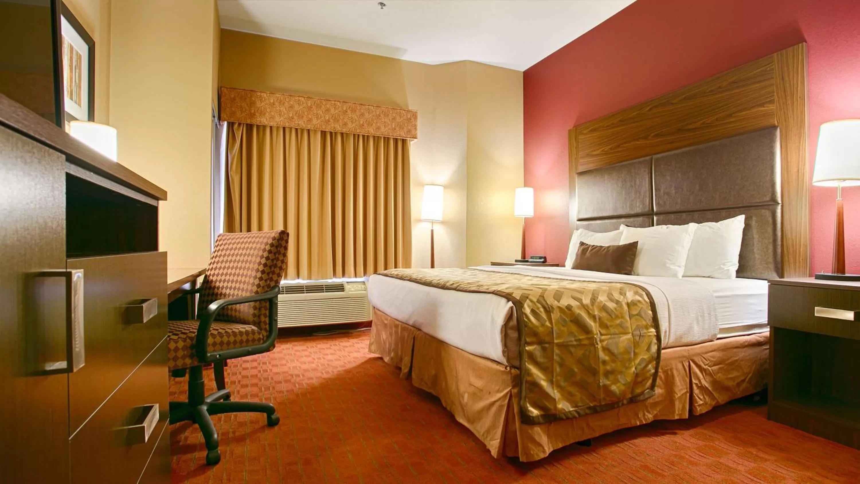 Photo of the whole room, Bed in Best Western Plus Tulsa Woodland Hills Hotel and Suites