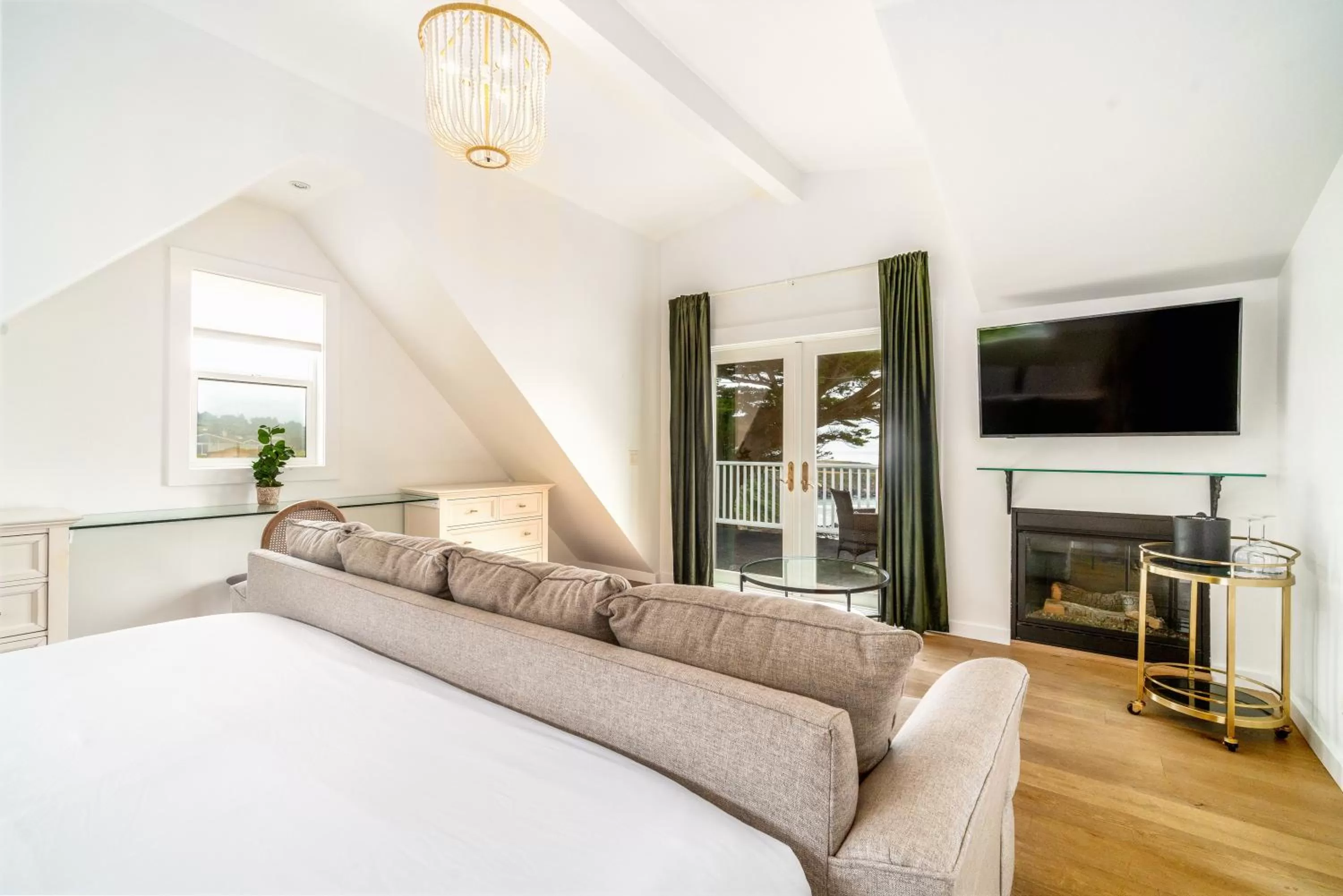 Bed in Agate Cove Inn