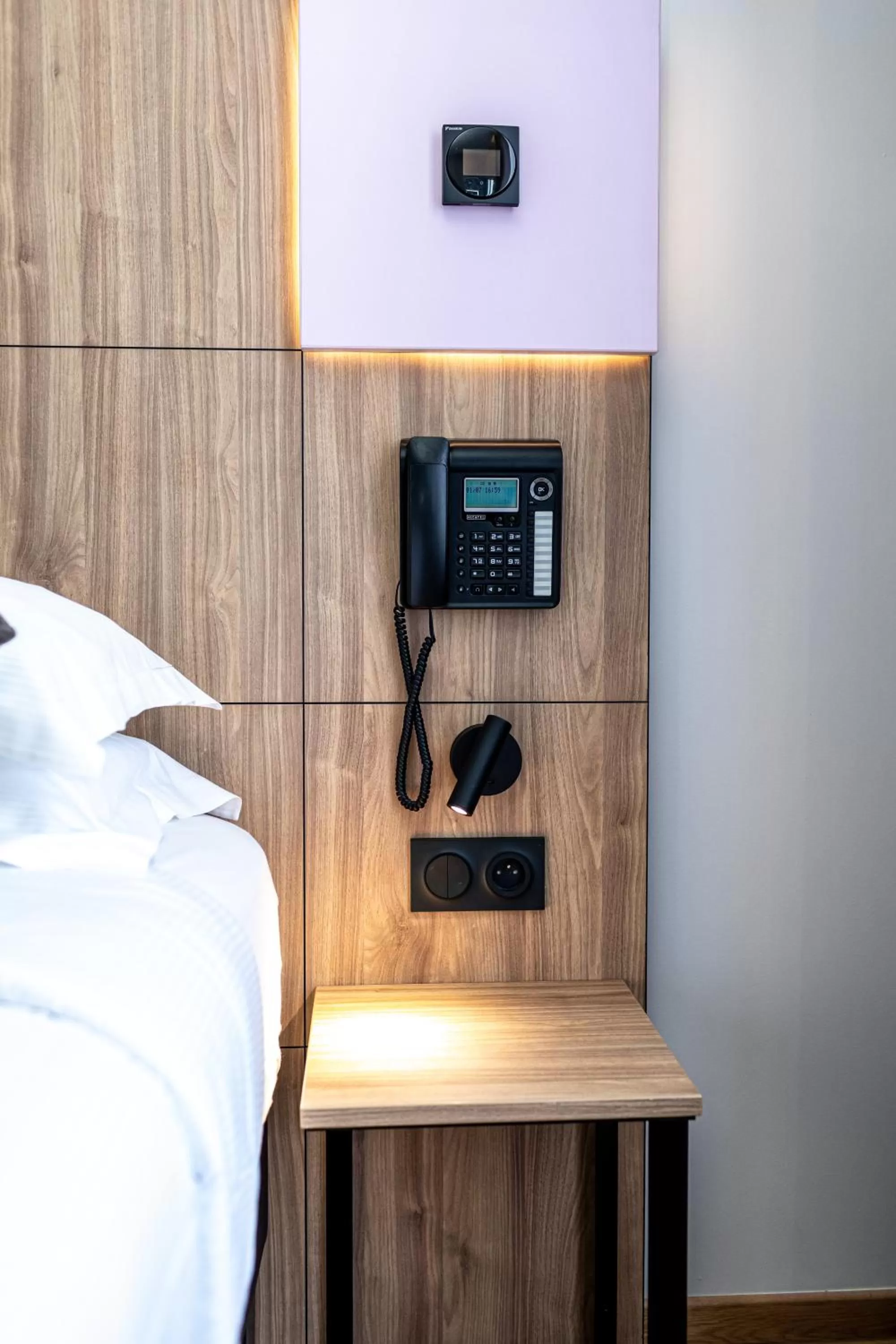 Bed in Hôtel de Bellevue Paris Gare du Nord