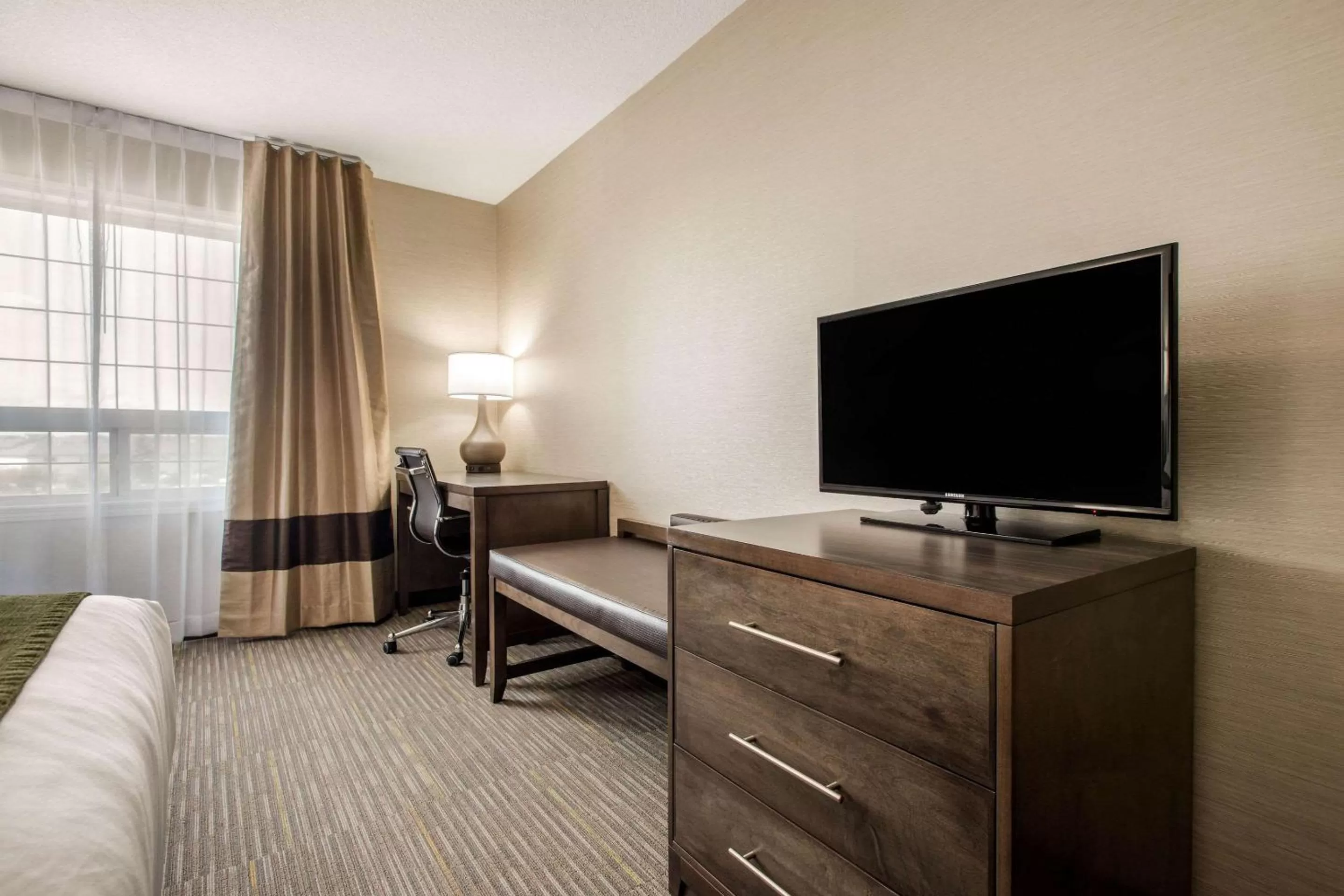 TV and multimedia, Bed in Comfort Inn & Suites
