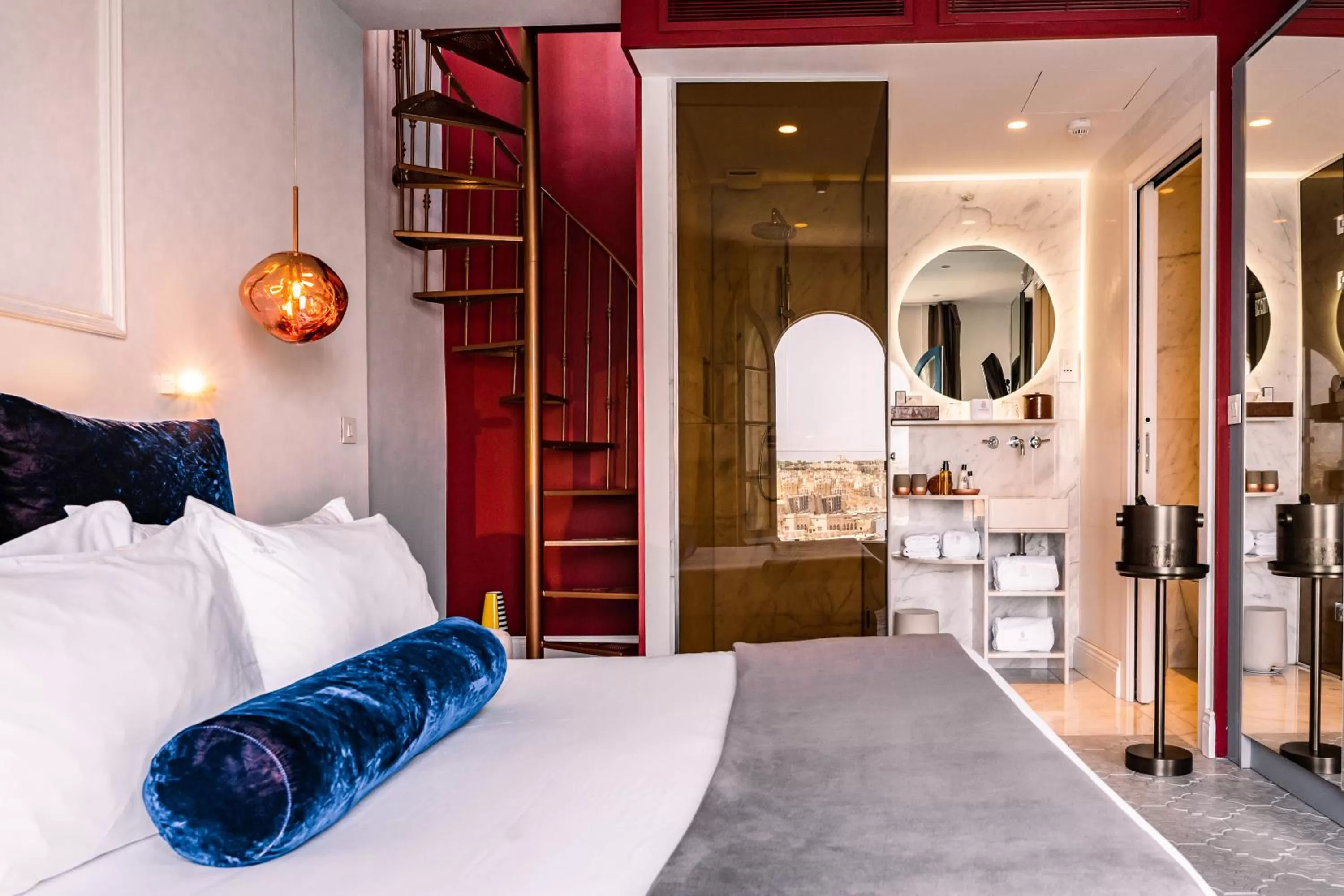 Photo of the whole room, Bed in Iniala Harbour House