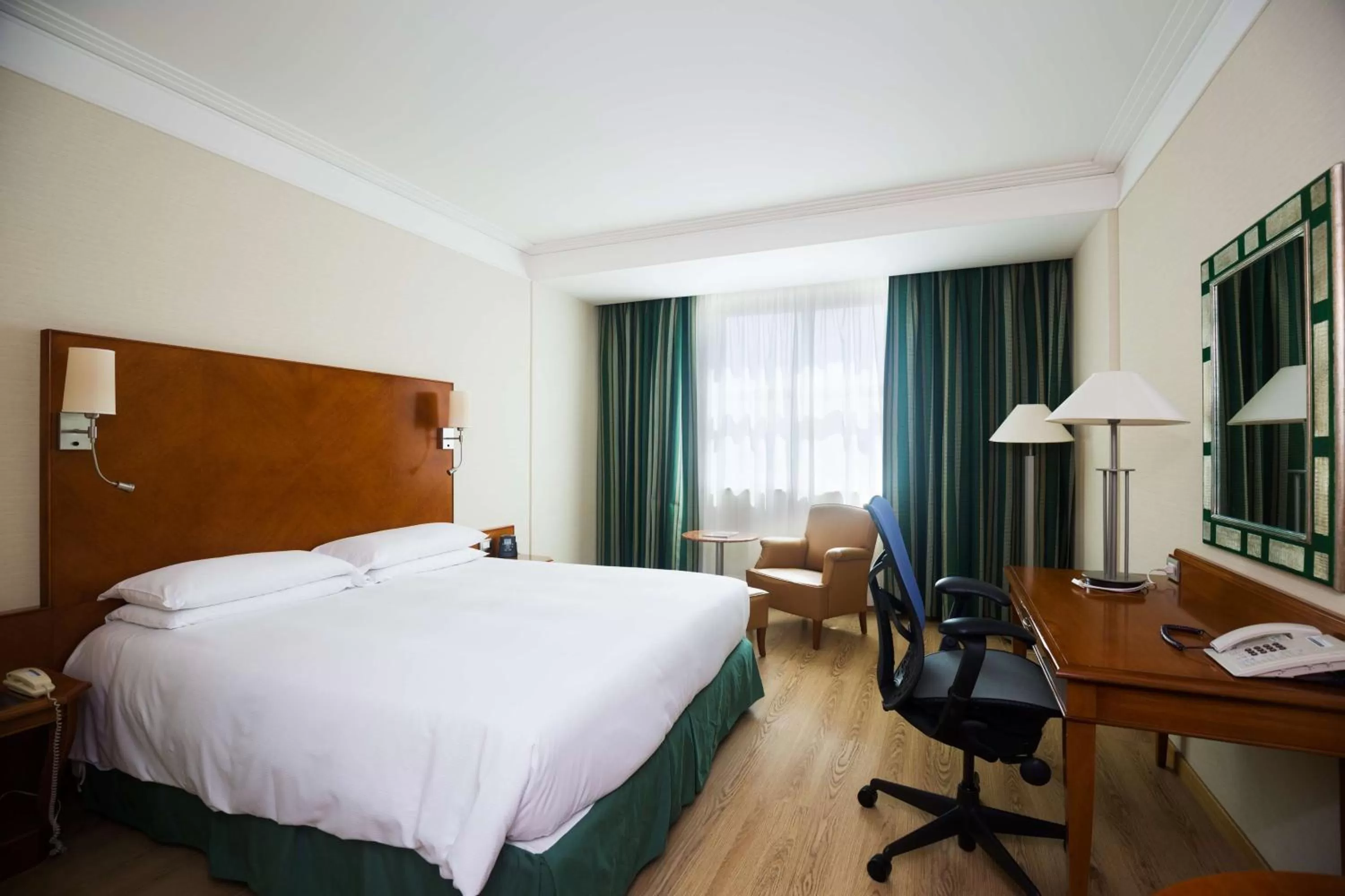 Bedroom, Bed in Hilton Rome Airport