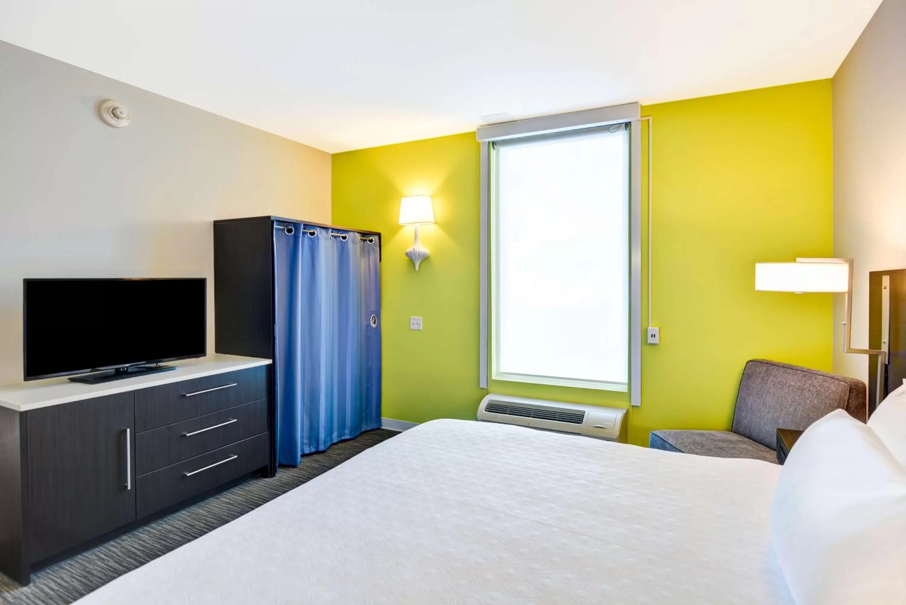 Bed in Home2 Suites Azusa