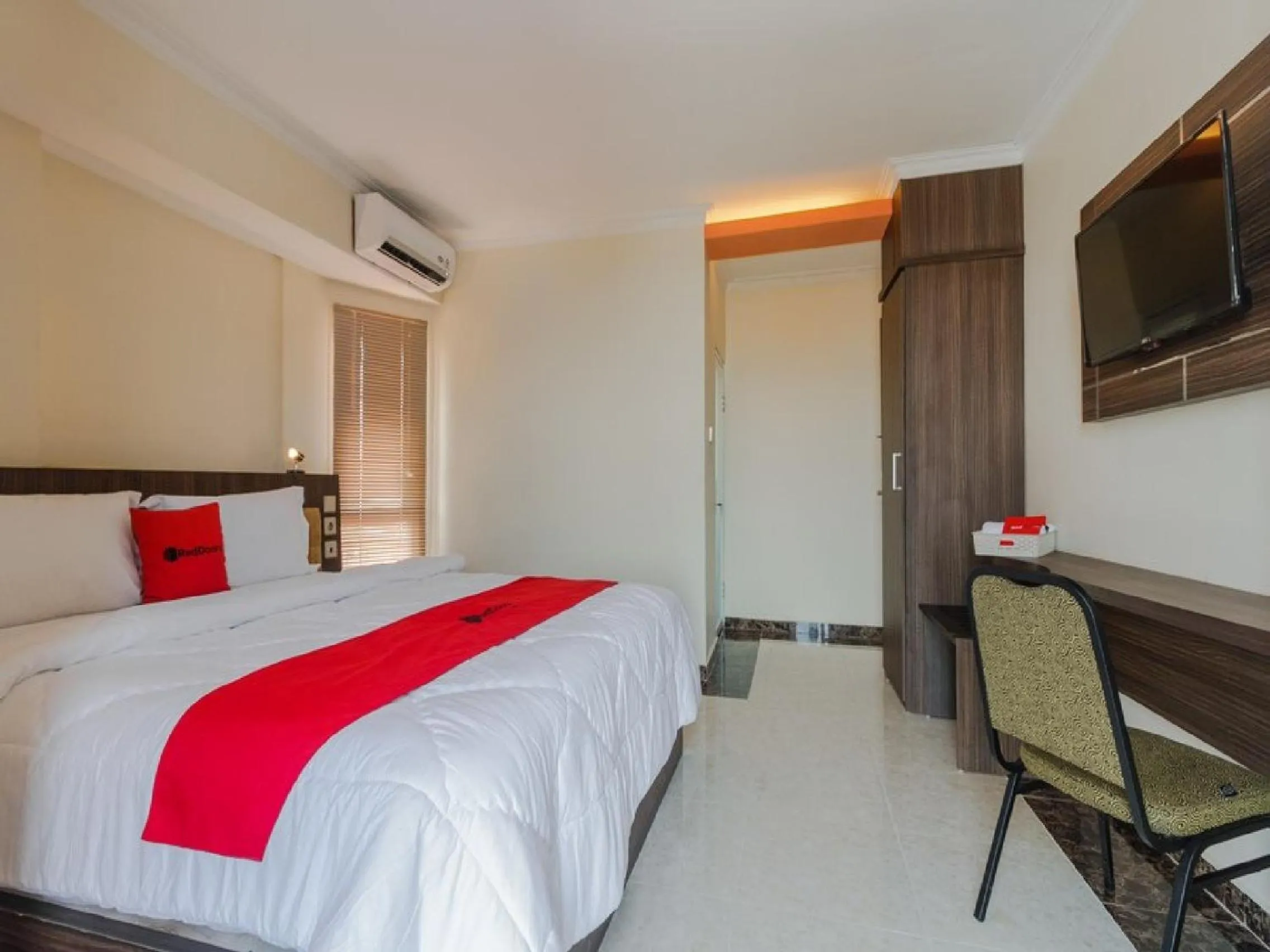 Bedroom, Bed in RedDoorz Plus at Boulevard Panakkukang Makassar