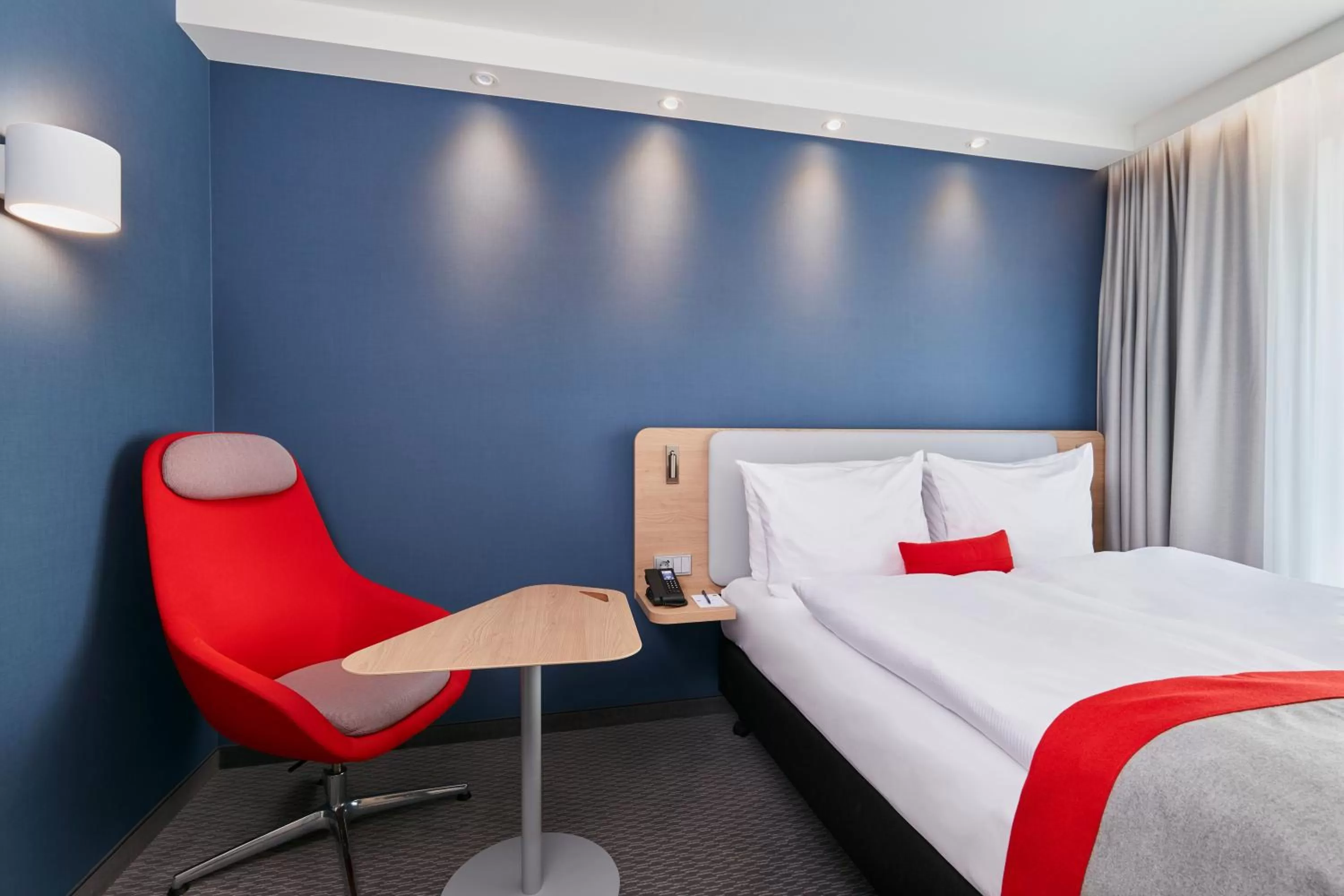 Photo of the whole room, Bed in Holiday Inn Express - Berlin - Alexanderplatz by IHG